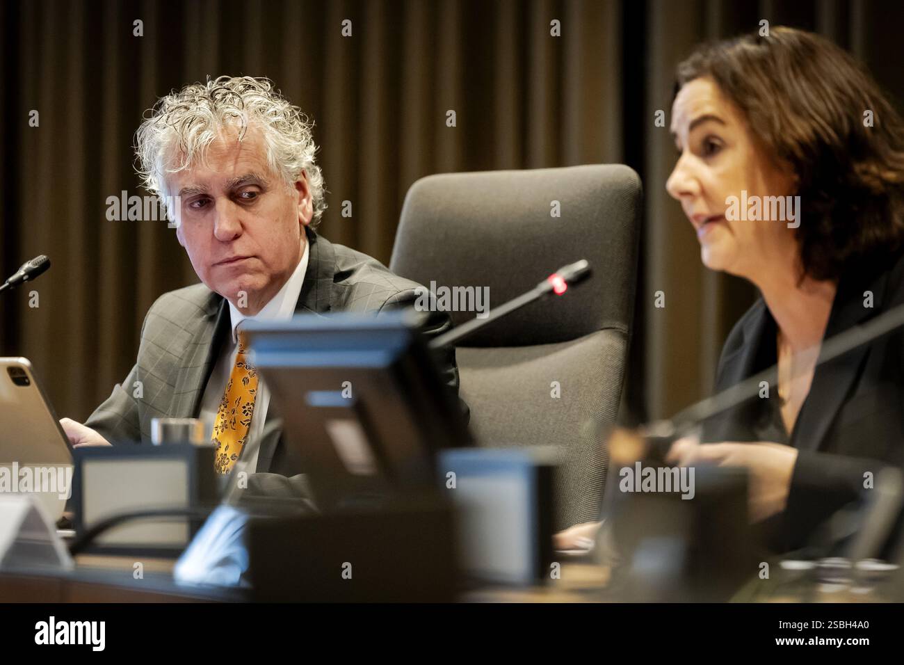 AMSTERDAM - Generalstaatsanwalt Rene de Beukelaar und Bürgermeisterin Femke Halsema während einer Pressekonferenz über aktuelle Entwicklungen und Zahlen zu Sicherheit und Kriminalität in Amsterdam. ANP ROBIN VAN LONKHUIJSEN niederlande aus - belgien aus Stockfoto