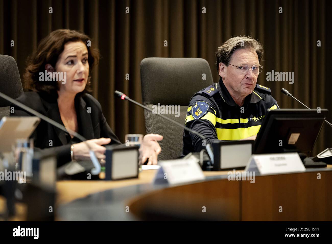 AMSTERDAM - Bürgermeisterin Femke Halsema und Polizeichef der Amsterdamer Einheit Peter Holla während einer Pressekonferenz über aktuelle Entwicklungen und Zahlen im Bereich Sicherheit und Kriminalität in Amsterdam. ANP ROBIN VAN LONKHUIJSEN niederlande aus - belgien aus Stockfoto