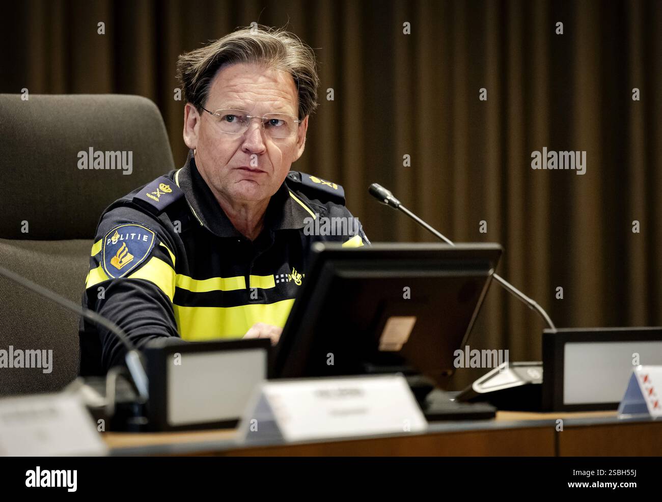 AMSTERDAM - Polizeichef der Amsterdamer Einheit Peter Holla während einer Pressekonferenz über aktuelle Entwicklungen und Zahlen im Bereich Sicherheit und Kriminalität in Amsterdam. ANP ROBIN VAN LONKHUIJSEN niederlande aus - belgien aus Stockfoto
