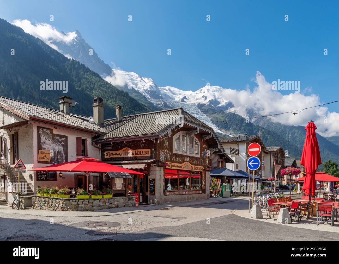 CHAMONIX, FRANKREICH - 5. JULI 2022: Der Mont Blanc und das traditionell bemalte Haus in der Stadt. Stockfoto
