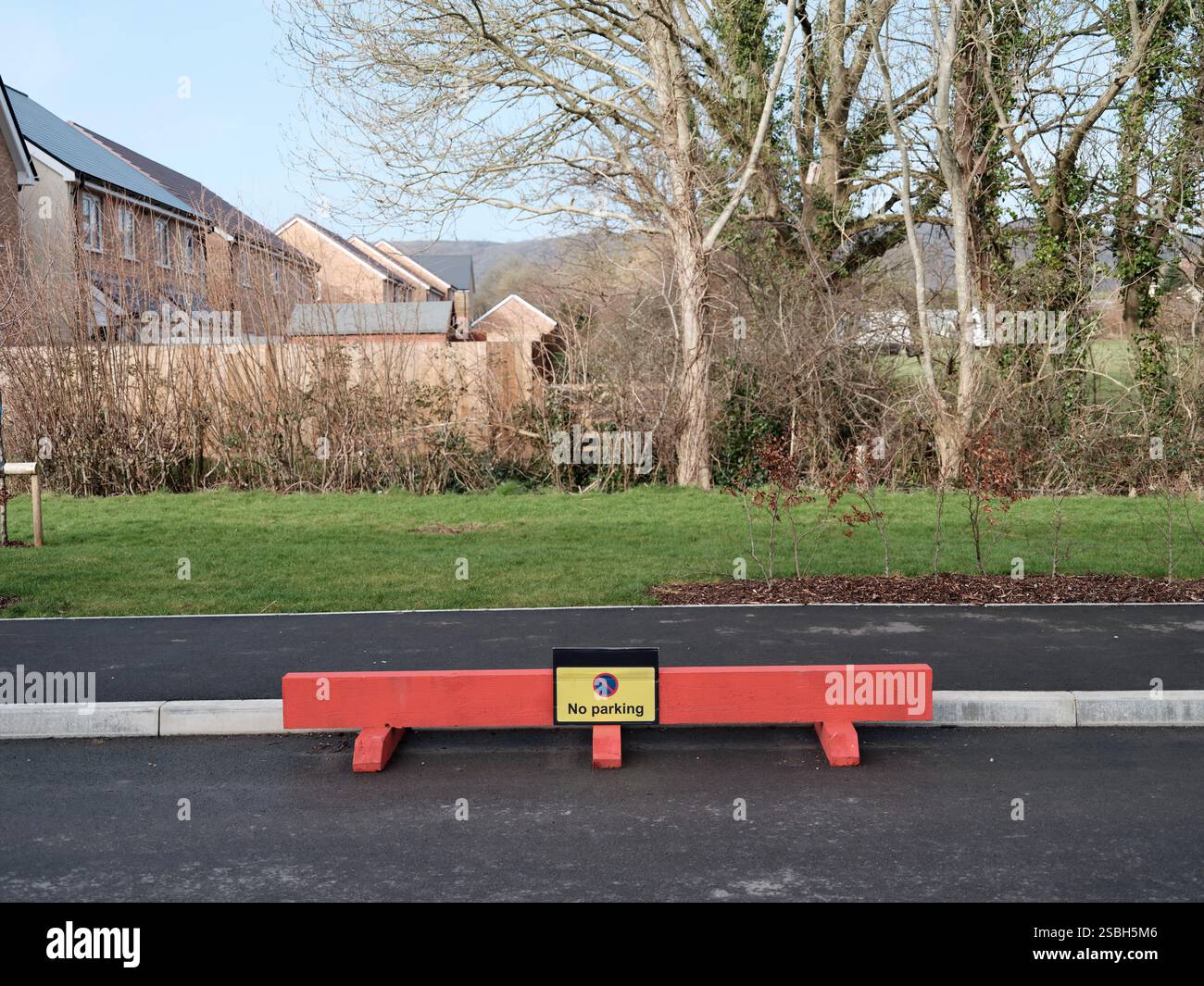 Januar 2025 - vorübergehende Holzbarrieren verhindern, dass Parken auf einer Privatstraße in Cheddar, Somerset, England, Großbritannien. Stockfoto
