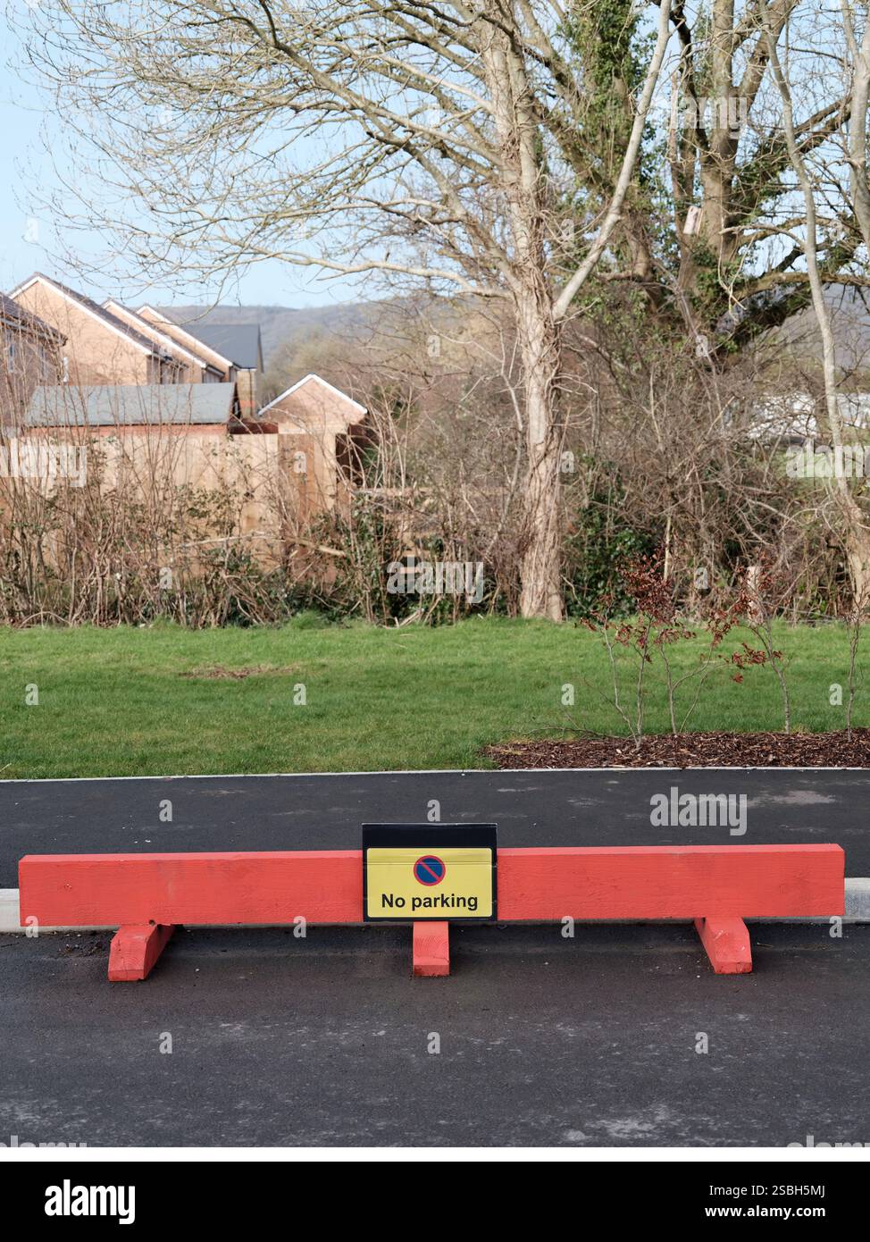 Januar 2025 - vorübergehende Holzbarrieren verhindern, dass Parken auf einer Privatstraße in Cheddar, Somerset, England, Großbritannien. Stockfoto