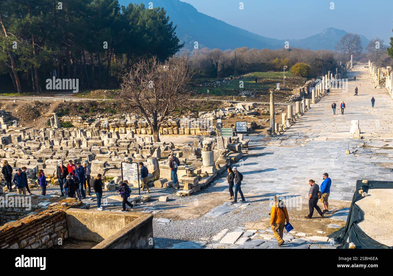 Touristen in Ephesus archäologische Stätte Türkei Turkiye Stockfoto