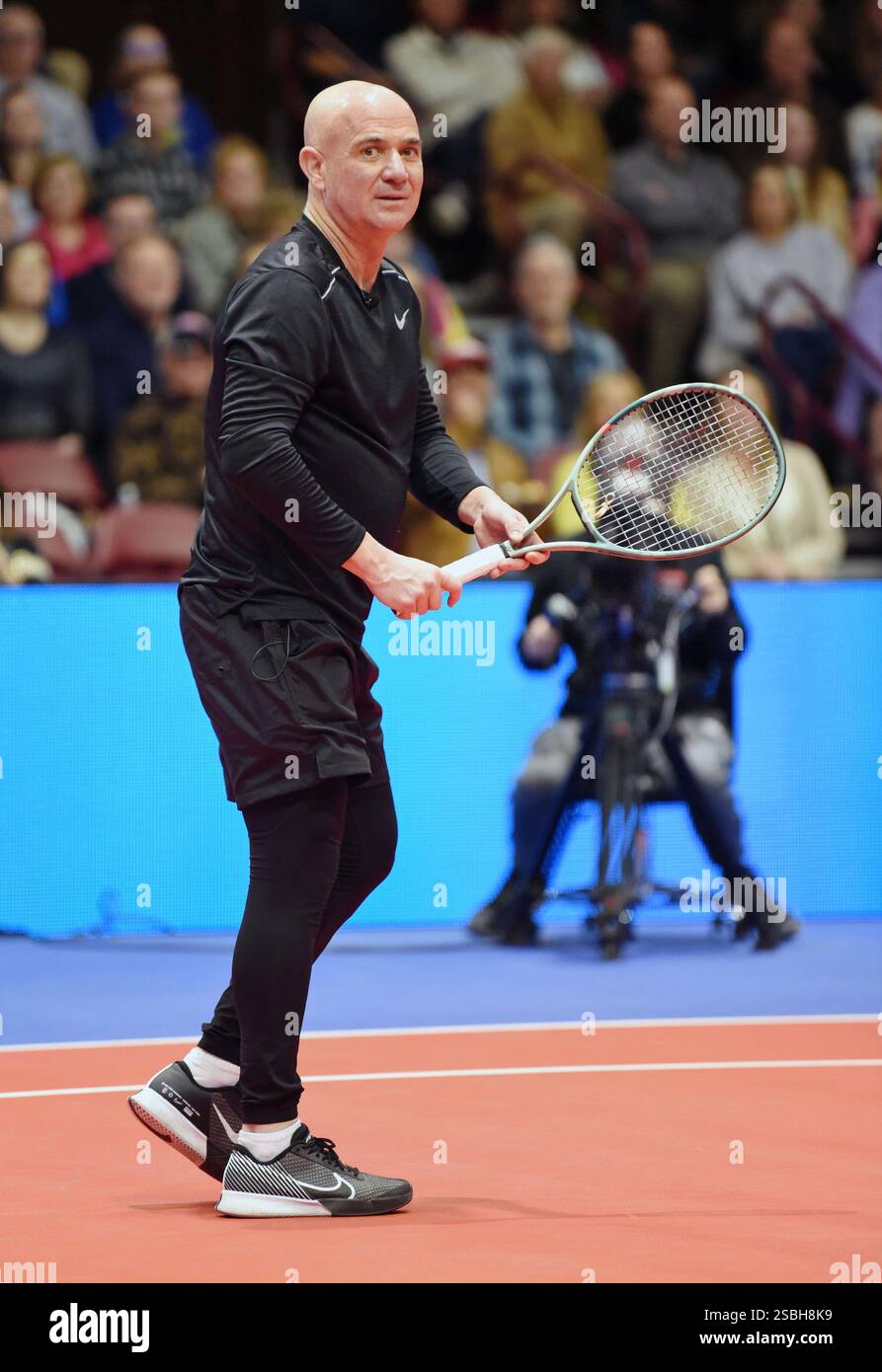 Asheville, South Carolina, USA. Februar 2025. Sc. Februar 2025. Andre Agassi bei einem öffentlichen Auftritt für Stars Servin' Up Love Celebrity Tennis Hurricane Helene Benefit, Harrah's Cherokee Center, Asheville, SC, 02. Februar, 2025. Credit: Derek Storm/Everett Collection/Alamy Live News Credit: Everett Collection Inc/Alamy Live News Stockfoto