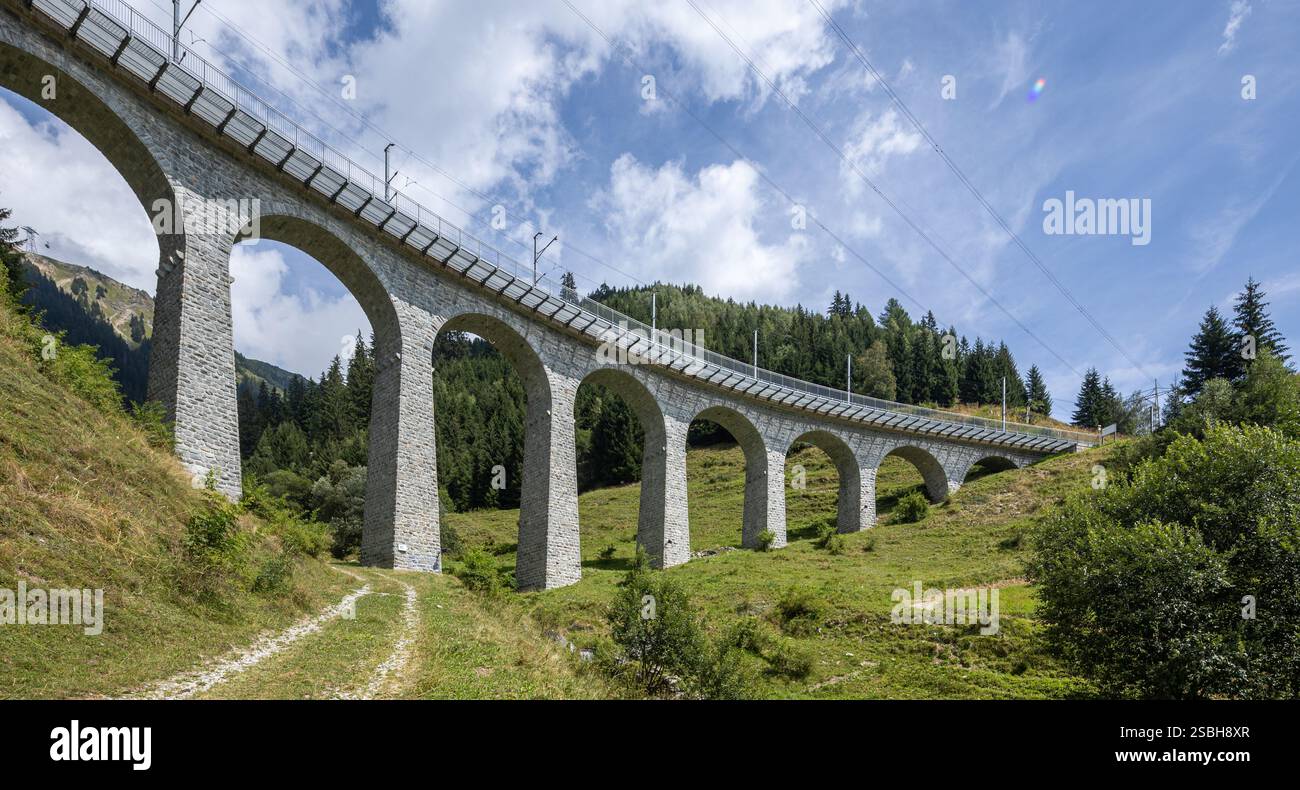 Eisenbahnbrücke in Tujetsch, so viele schöne Steinbrücken. Sommertag Stockfoto