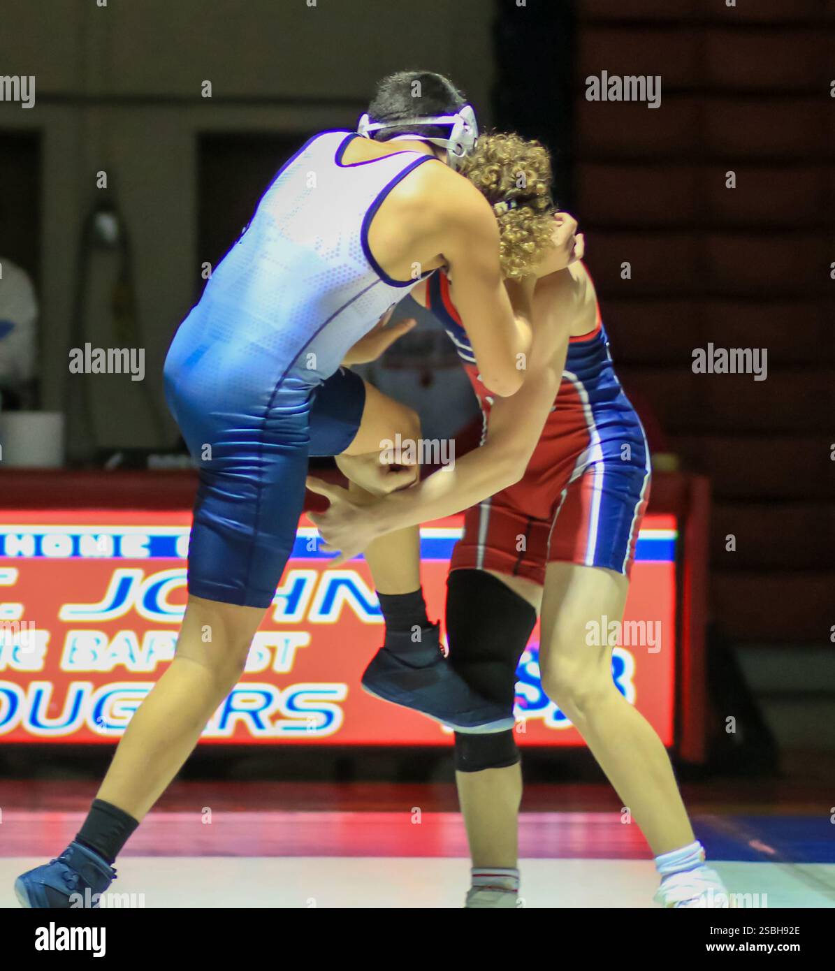 Zwei männliche Athleten treten in einem Wrestling-Match an und zeigen Kraft und Technik in einem Wettkampfumfeld. Stockfoto