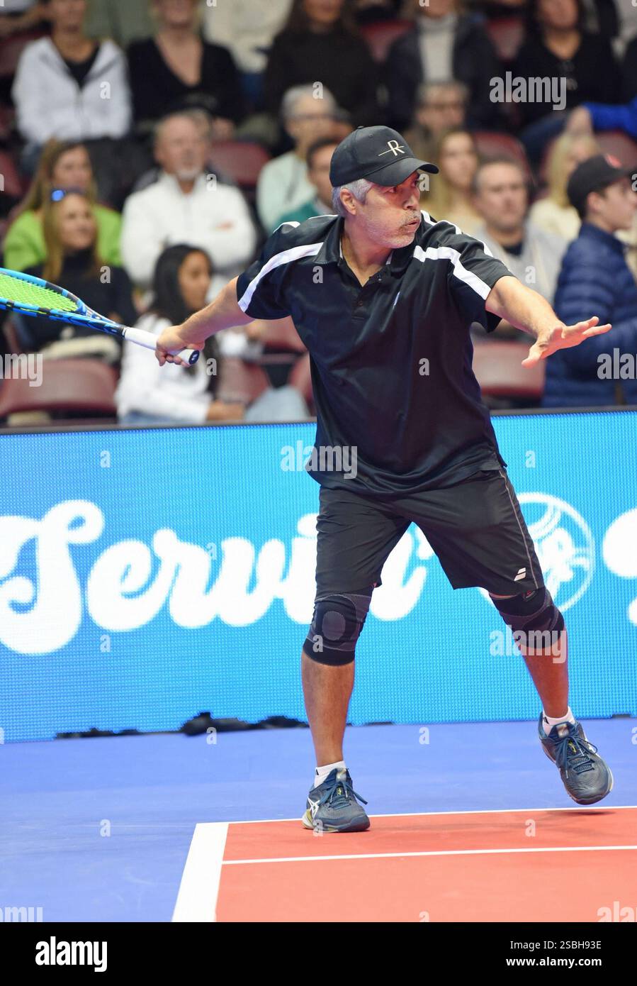 Asheville, South Carolina, USA. Februar 2025. Sc. Februar 2025. ESAI Morales bei einem öffentlichen Auftritt für Stars Servin' Up Love Celebrity Tennis Hurricane Helene Benefit, Harrah's Cherokee Center, Asheville, SC, 02. Februar, 2025. Credit: Derek Storm/Everett Collection/Alamy Live News Credit: Everett Collection Inc/Alamy Live News Stockfoto