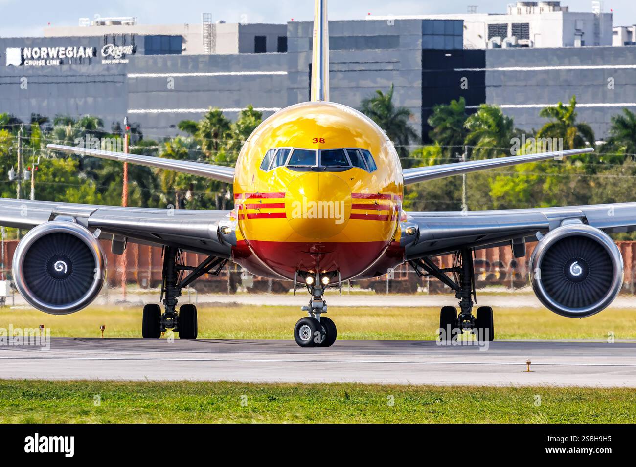 Miami, USA - 20. Oktober 2024: DHL Aero Expreso Boeing 767-300BCF Flugzeug am Flughafen Miami, USA. Stockfoto