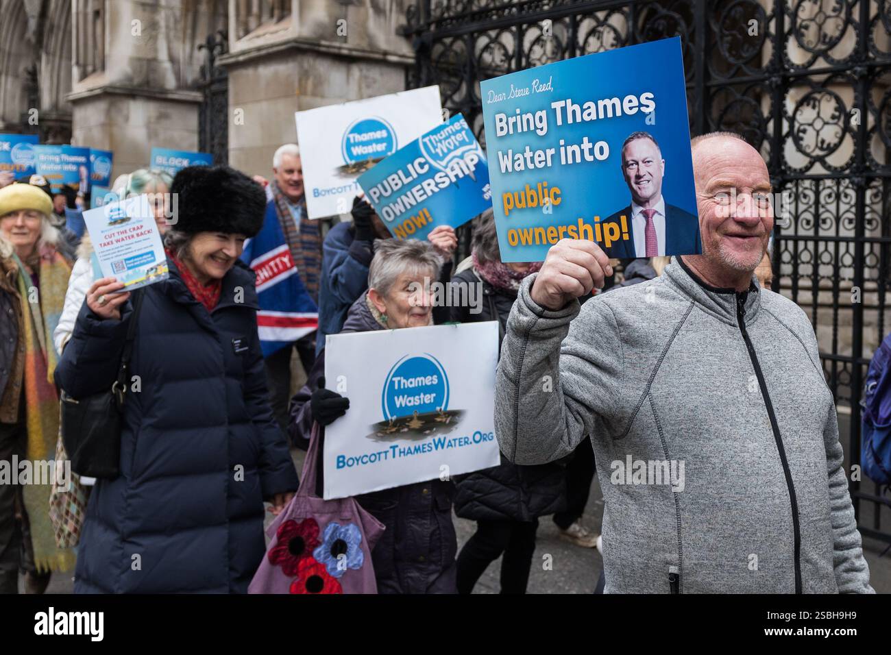 London, Großbritannien. Februar 2025. Aktivisten und Mitglieder der Gewerkschaften und der Öffentlichkeit marschieren zum Rolls Building während eines Protestes vor dem High Court am ersten Tag der 3 Milliarden Pfund schweren Anhörung zur Wasserrettung der Themse in London. Aktivisten fordern die Regierung auf, das Rettungsangebot des verschuldeten Versorgungsunternehmens zu blockieren und es vollständig in öffentlichen Besitz zu bringen, da die Rettungsaktion zusätzliche Kosten von 250 £ pro Jahr für die Verbraucher bedeuten würde, während die von der Aufsichtsbehörde OFWAT genehmigte beträchtliche Zunahme um 33 % in den nächsten fünf Jahren bereits jetzt zu verzeichnen sei. Quelle: Wiktor Szymanowicz/Alamy Live News Stockfoto
