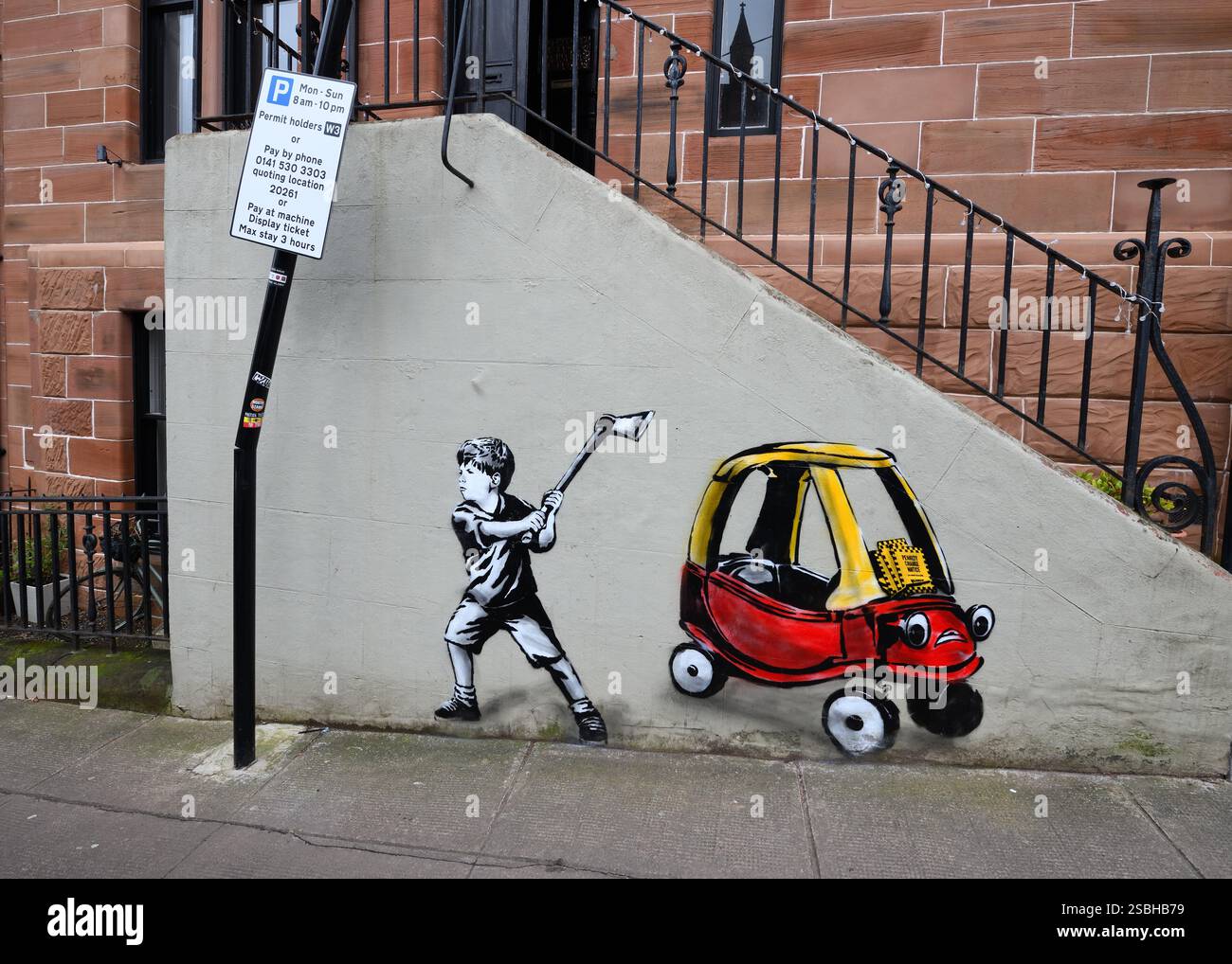 Eine von Rebel Bear geglaubte Graffiti-Kunst im Banksyesque-Stil, die die Parkprobleme der Bewohner des West End in Glasgow, Schottland, hervorhebt Stockfoto