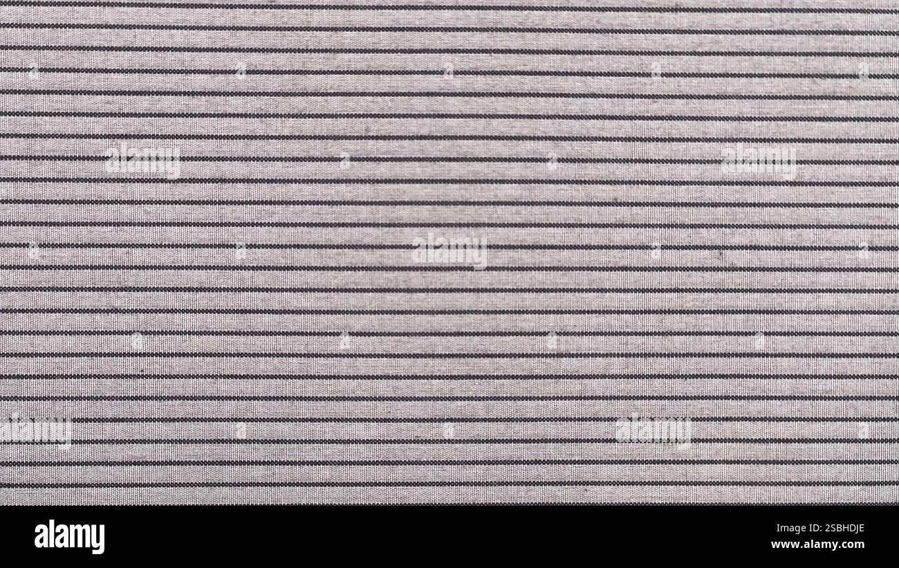 Der Stoff zeigt ein gleichmäßiges Muster aus dünnen, abwechselnden Streifen in neutralen Tönen, perfekt für verschiedene Anwendungen. Stockfoto