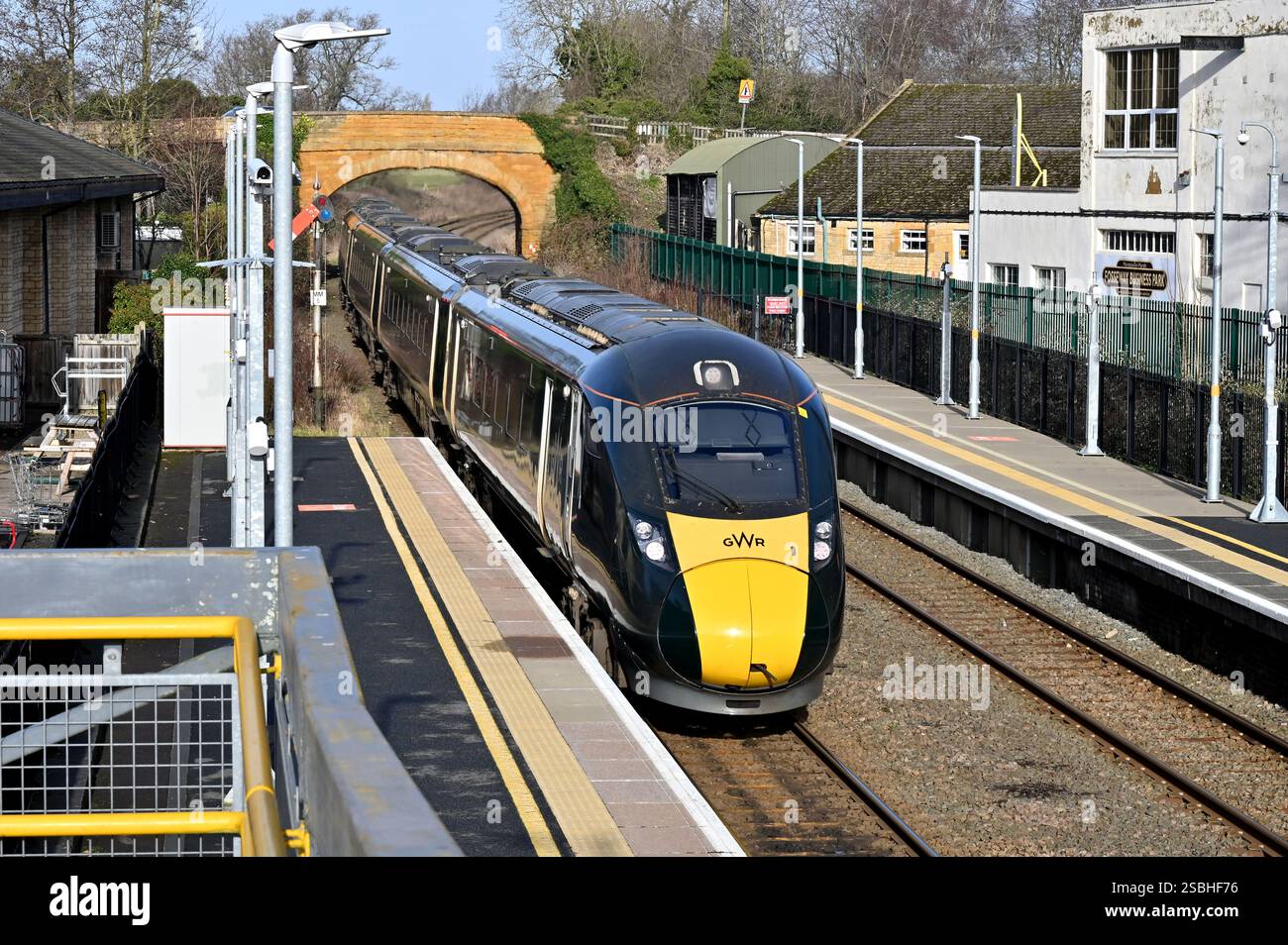 Ein Hitachi Class 802 steht auf dem Bahnsteig der Cotswold Line Station in Moreton im Marsh, Gloucestershire Stockfoto