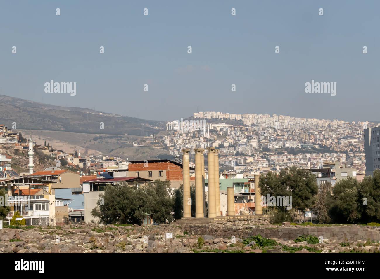 Ort des alten Smyrna asty auf Tepe Kule bei Beyraki, İzmir. Yamanlar Daği im Hintergrund. Säulen des Tempels von Athena Stockfoto