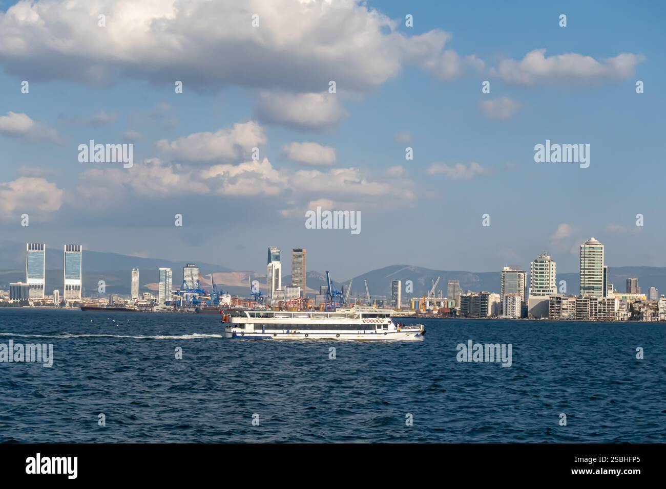 Blick auf das Bayrakli Viertel vom Meer izmir türkei turkiye Stockfoto