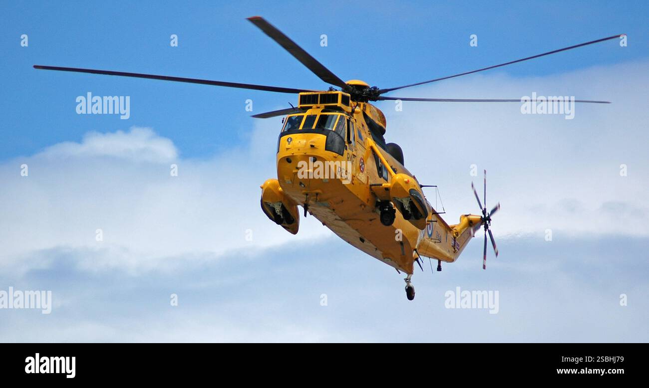 RAF-Rettungshubschrauber über Croyde Bay, Devon. Stockfoto