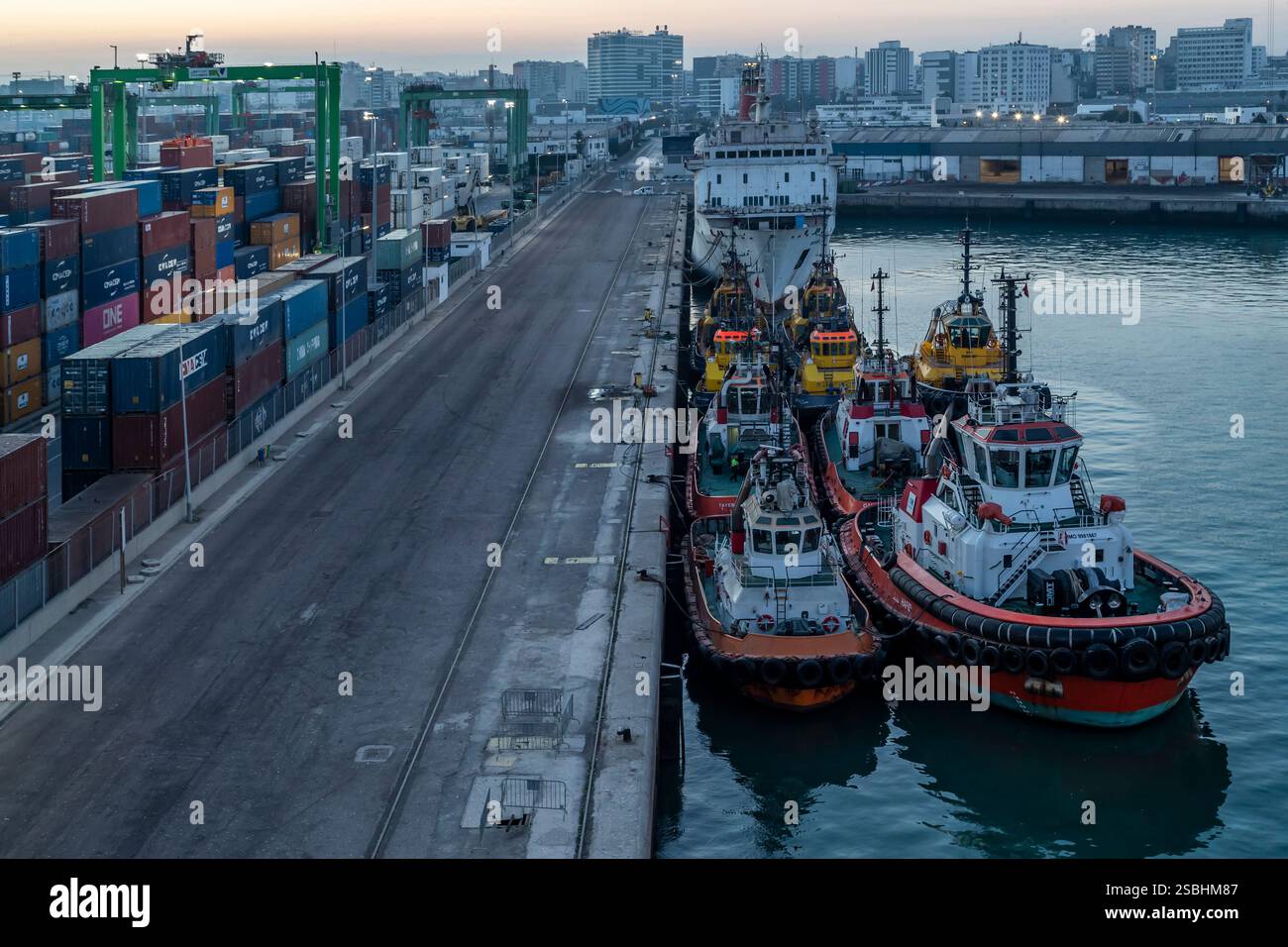 Container und Schlepper im Hafengebiet von Casablanca, Marokko. Stockfoto