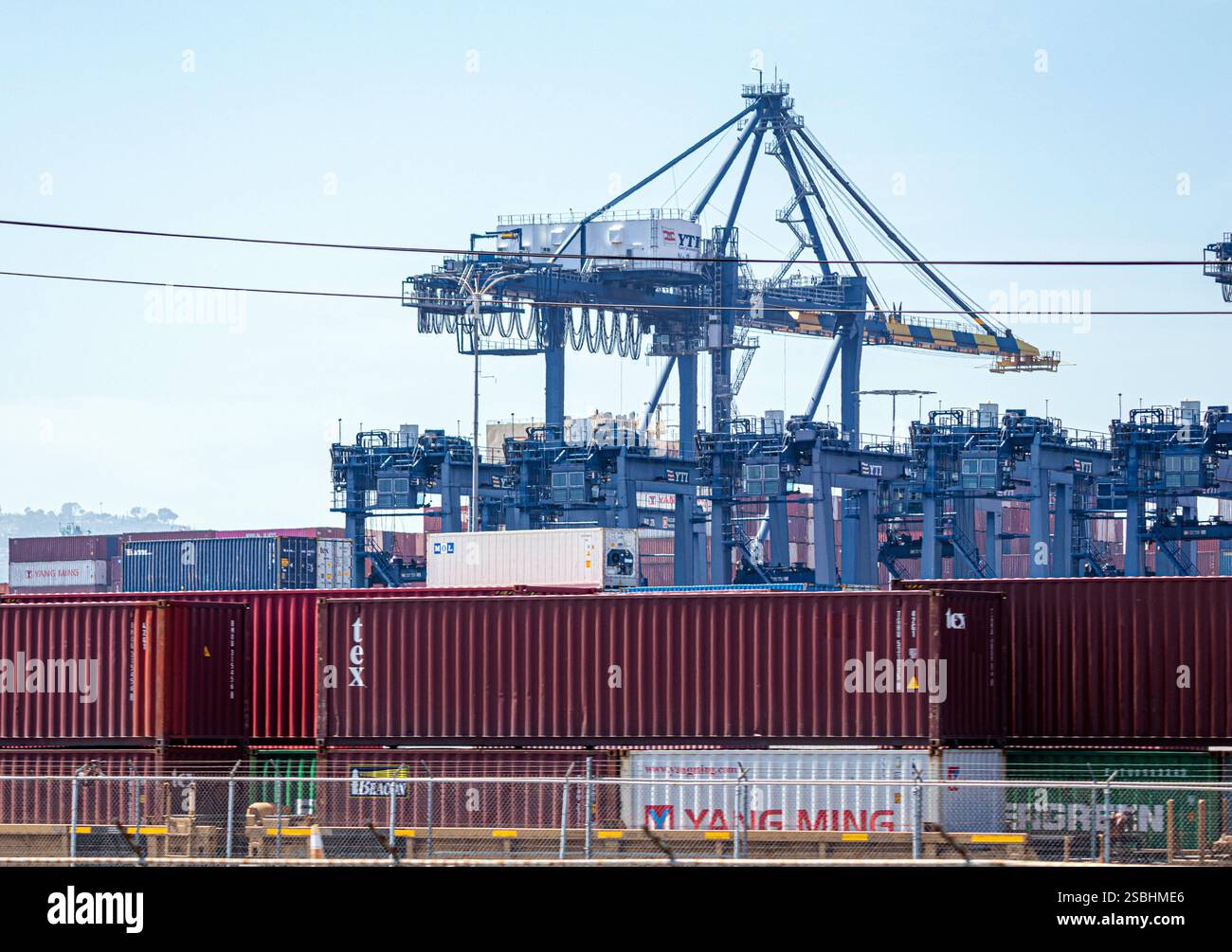 Kräne und Transportcontainer im Hafen von Los Angeles. April 2021 Los Angeles, CA USA Stockfoto