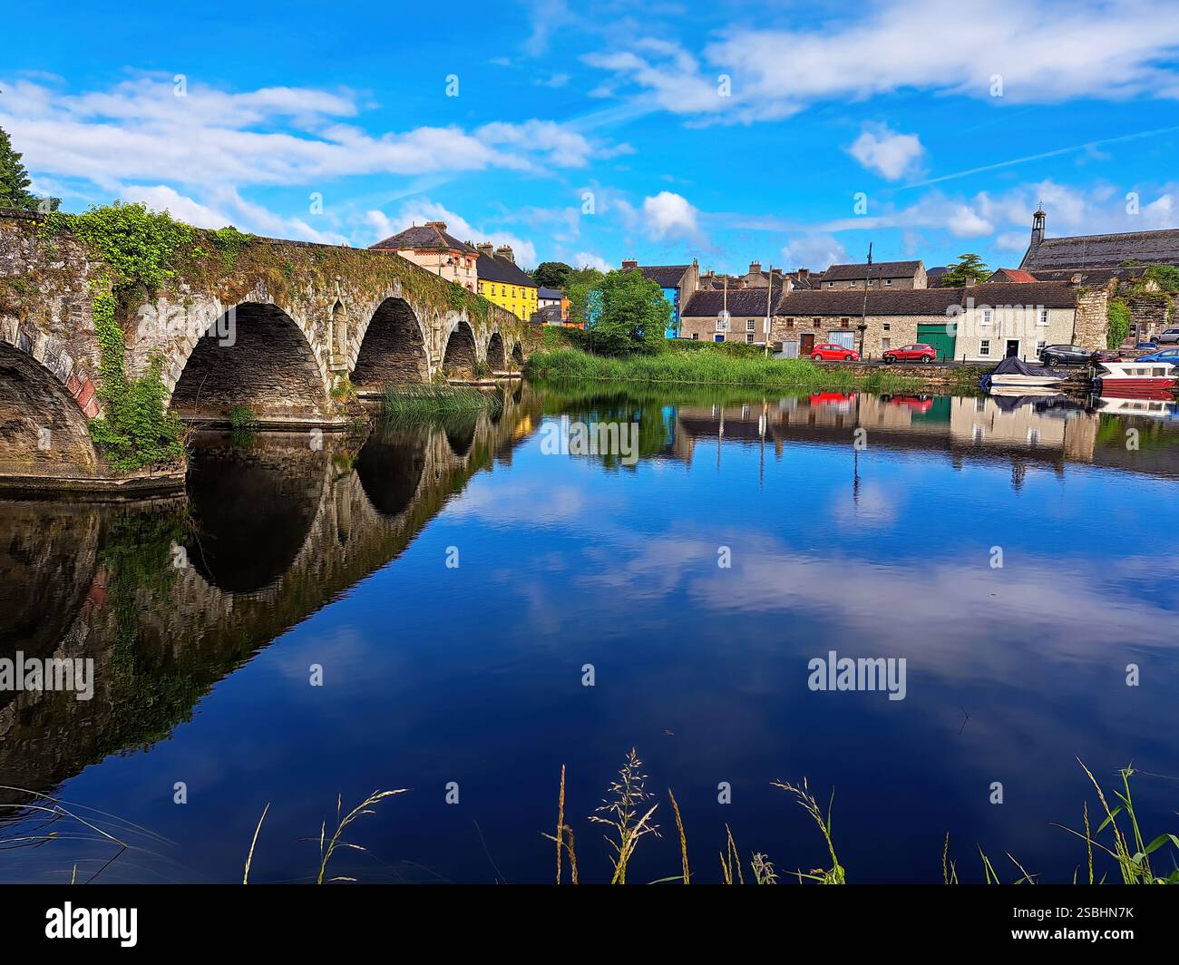 Siebenbogenbrücke über den Fluss, gebaut 1764-7. Beschädigt, 1798. Zum Teil kriechende oder mit Efeu bedeckte Schutt-Kalksteinwände. Graiguenamanagh, - Smartphone-aufgenommenes Stockfoto