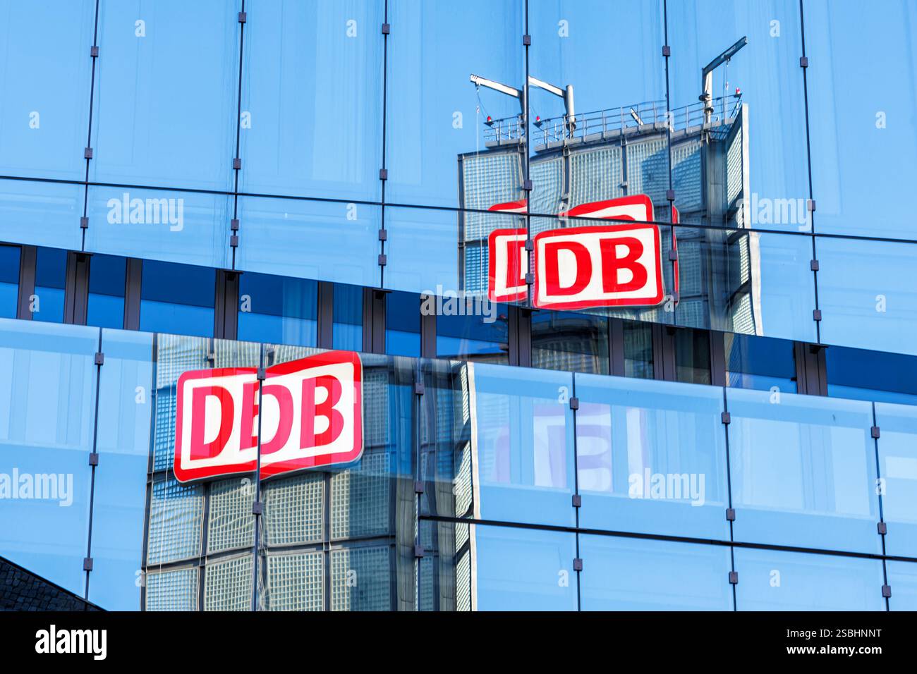 Berlin, Deutschland - 22. September 2024: Logo der DB Deutsche Bahn als Reflexion in der Hausfassade am Berliner Hauptbahnhof. Stockfoto