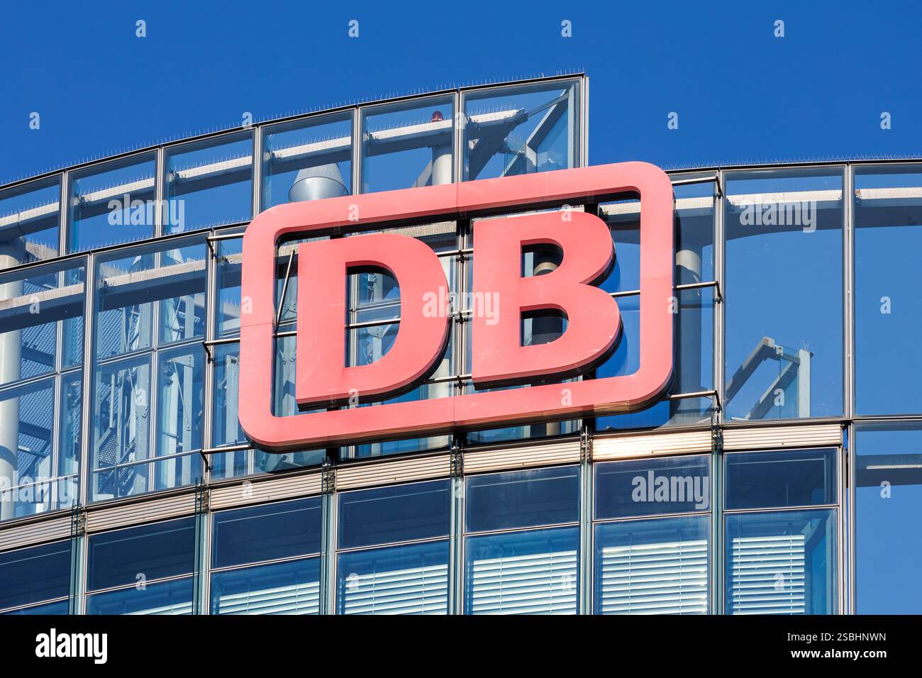 Berlin - 22. September 2024: Logo der DB Deutsche Bahn auf dem Bahnturm am Potsdamer Platz in Berlin. Stockfoto