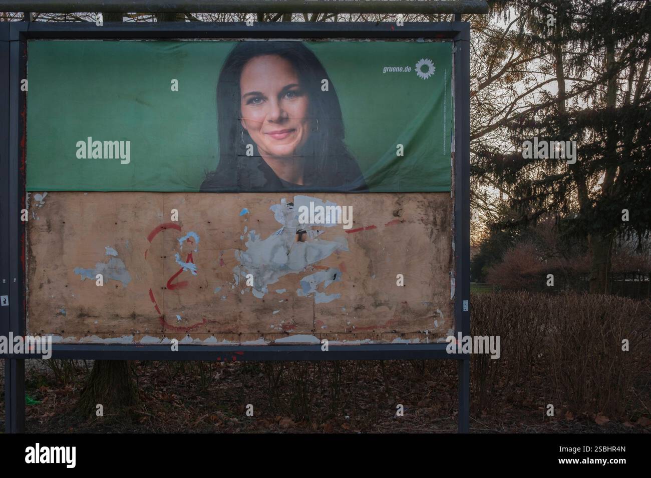 Wahlplakat in Köln zur Wahl zum 21. Deutscher Bundestag am 23. Februar 2025. Zerstörtes Plakat von Annalena Baerbock, Kandidatin von die Grünen *** Wahlplakat in Köln zur Wahl zum 21. Deutschen Bundestag am 23. Februar 2025. Zerstörtes Plakat von Annalena Baerbock, Kandidatin der Grünen Nordrhein-Westfalen Deutschland GMS18460 Stockfoto