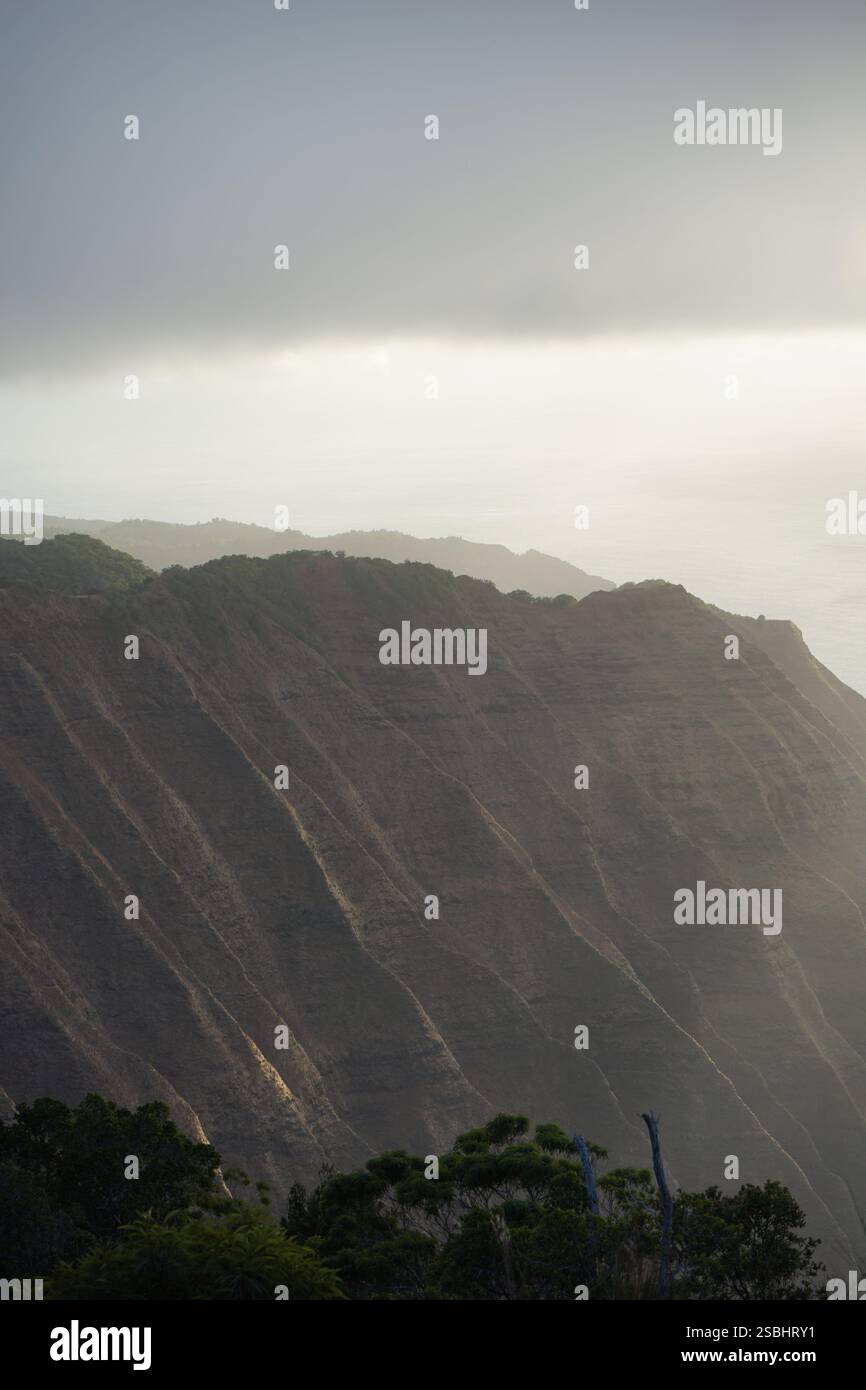 Na Pali Coast, Kauai, Hawaii, Klippen, Sonnenaufgang, dramatische Landschaft, Naturfotografie, raues Gelände, malerische Aussicht, Abenteuer Stockfoto
