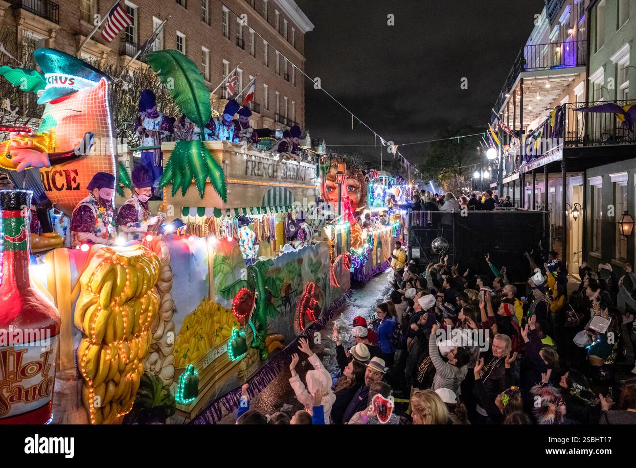 New Orleans, LA, USA - 3. März 2019: Nahaufnahme des vorderen „Bacchatality“-Floats mit einem französischen Marktschild, während es an einer begeisterten Menschenmenge vorbeizieht, die um Perlen bettelt, bei der Bacchus Parade auf der St. Charles Avenue in der Innenstadt von New Orleans Stockfoto