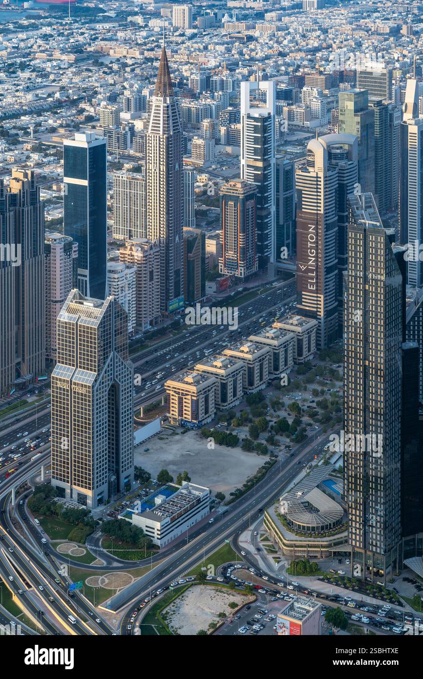 Stadtbild über Dubai, aufgenommen vom höchsten Gebäude der Welt - dem Burj Khalifa. Futuristische Wolkenkratzer verbinden sich mit riesigen Autobahnen. Stockfoto