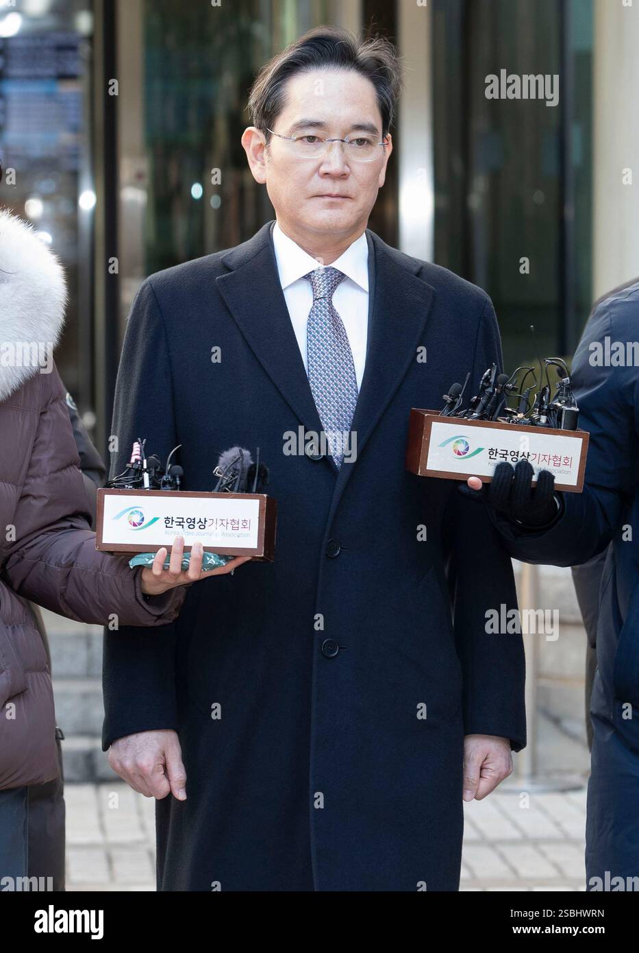 Seoul, Südkorea. Februar 2025. Lee Jae-Yong, Vorsitzender von Samsung Electronics (Mitte), verlässt das Seoul High Court, nachdem sein Berufungsverfahren am 3. Februar 2025 beendet war. Das Oberste Gericht von Seoul hat Lee Jae-Yong wegen betrügerischer Buchführung und Verletzung des Kapitalmarktgesetzes für nicht schuldig befunden. (Foto: Lee Young-HO/SIPA USA) Credit: SIPA USA/Alamy Live News Stockfoto