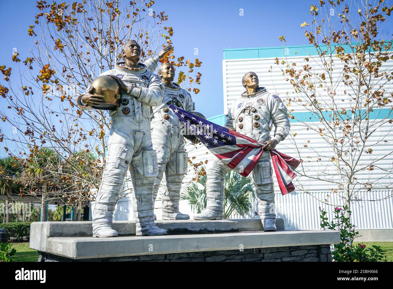 Cape Canaveral, Florida, USA - 13. JAN 2025: The Eagle has Landed“ ist ein Denkmal für die Apollo 11 Astronauten, ausgestellt im Moon Garden am Ken Stockfoto