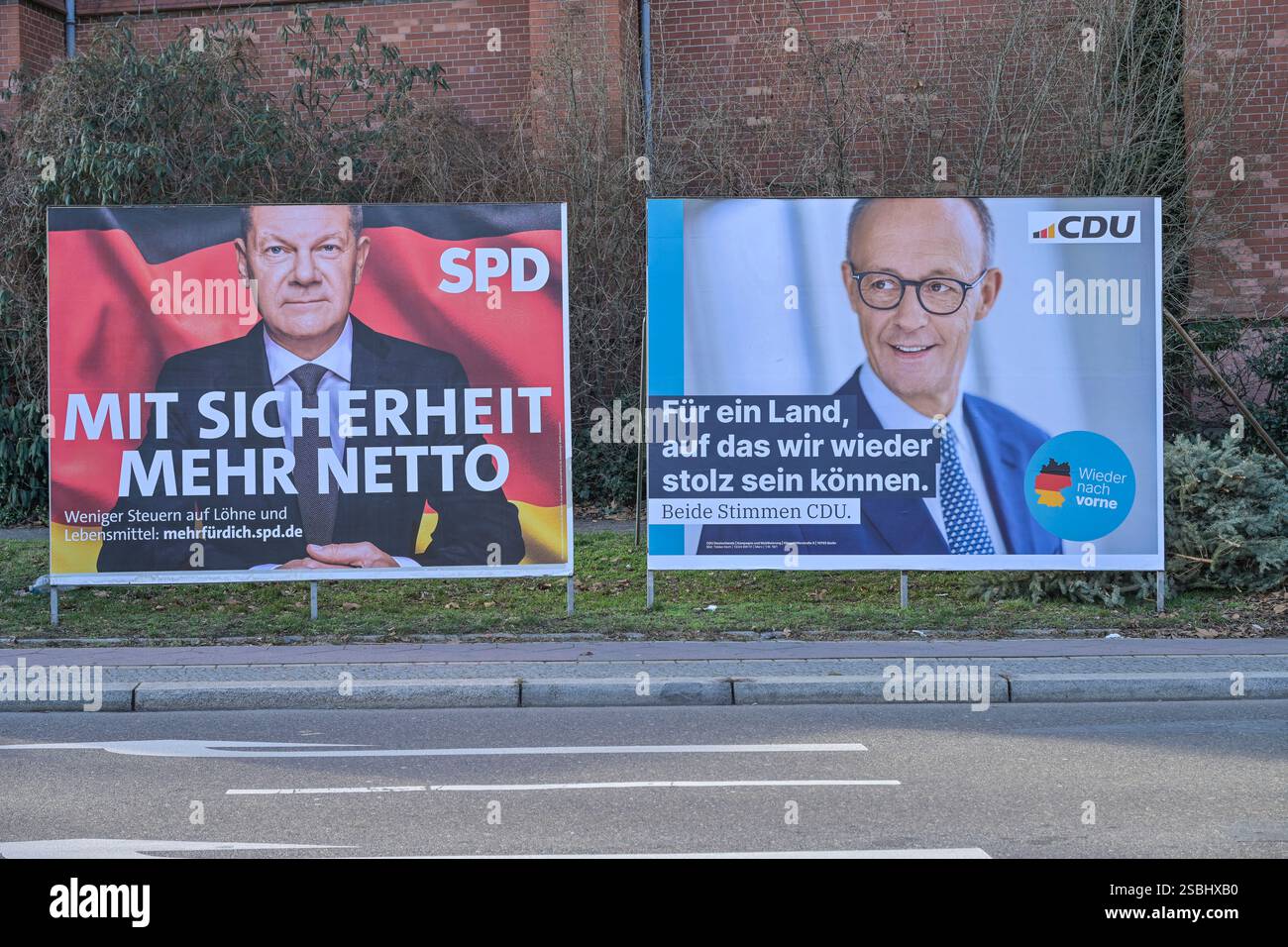 OLAF Scholz, SPD, Friedrich Merz, CDU, Wahlplakat zur Bundestagswahl am 23.02.2025, Berlin, Deutschland Stockfoto