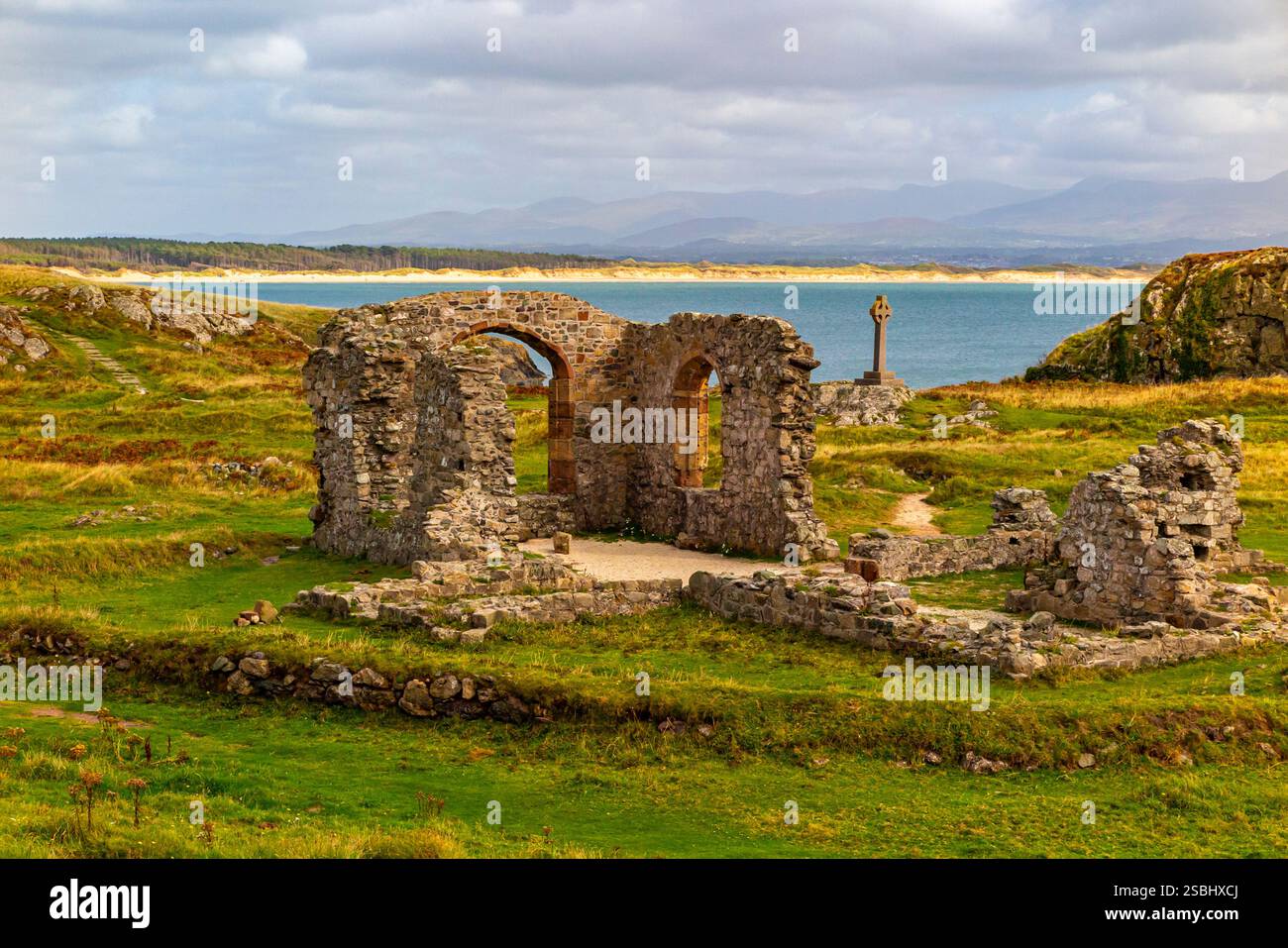 Eglwys Santes Dwynwen, die Ruinen der St. Dwynwen's Church auf Ynys Llanddwyn, einer Insel vor der Küste von Anglesey in Nordwales Großbritannien. Stockfoto