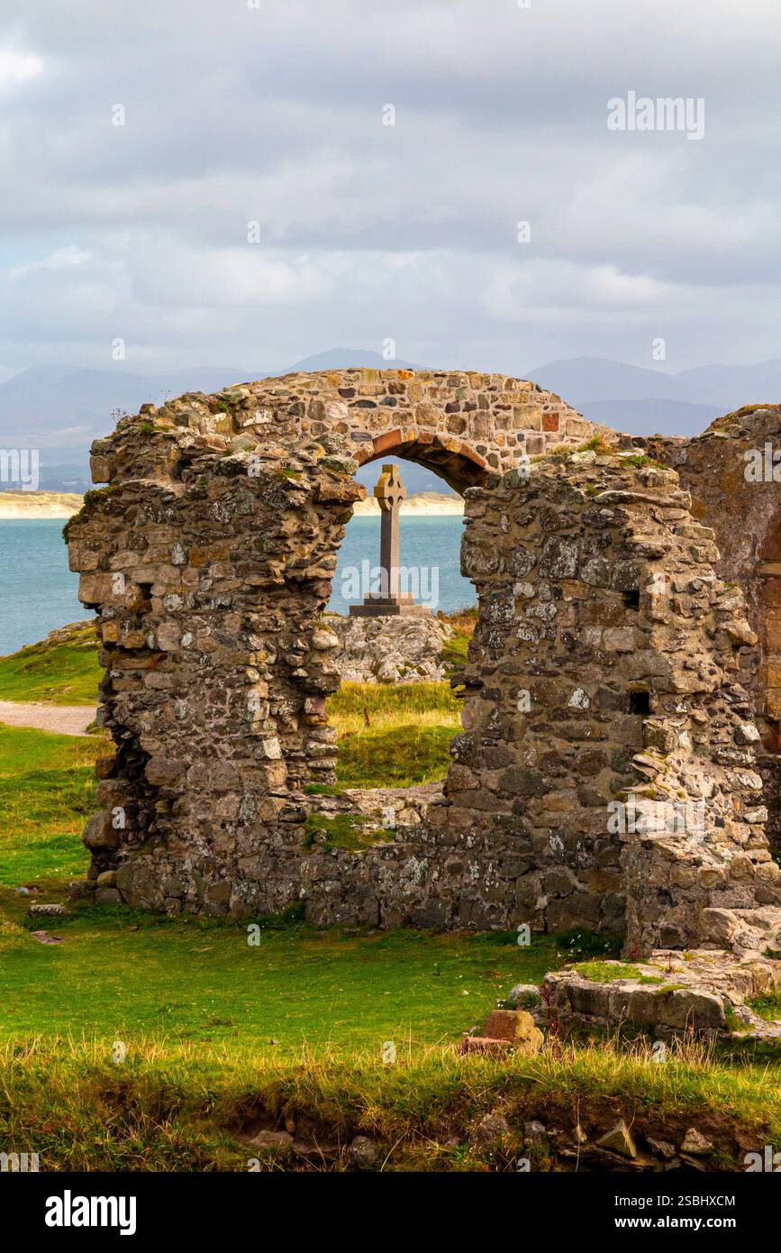 Eglwys Santes Dwynwen, die Ruinen der St. Dwynwen's Church auf Ynys Llanddwyn, einer Insel vor der Küste von Anglesey in Nordwales Großbritannien. Stockfoto