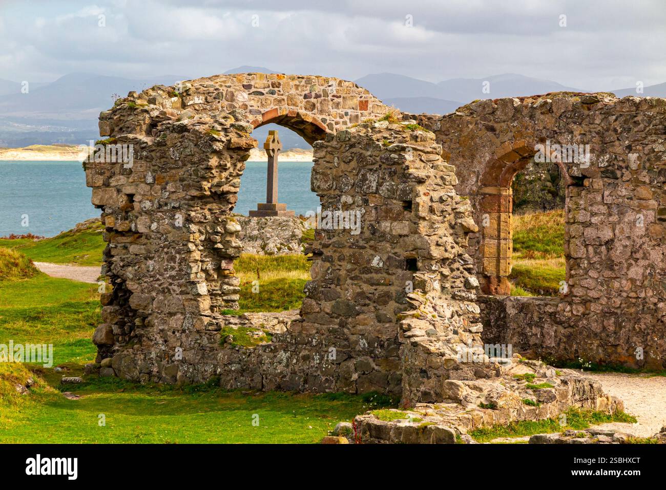 Eglwys Santes Dwynwen, die Ruinen der St. Dwynwen's Church auf Ynys Llanddwyn, einer Insel vor der Küste von Anglesey in Nordwales Großbritannien. Stockfoto