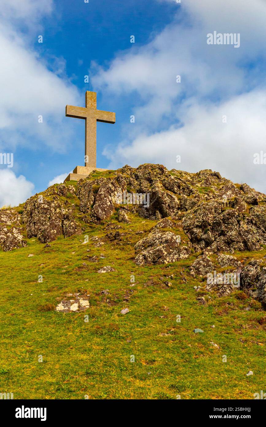 Hügelige Landschaft mit Kreuz auf Ynys Llanddwyn, einer kleinen Insel vor der Küste von Anglesey in Nordwales, Großbritannien. Stockfoto
