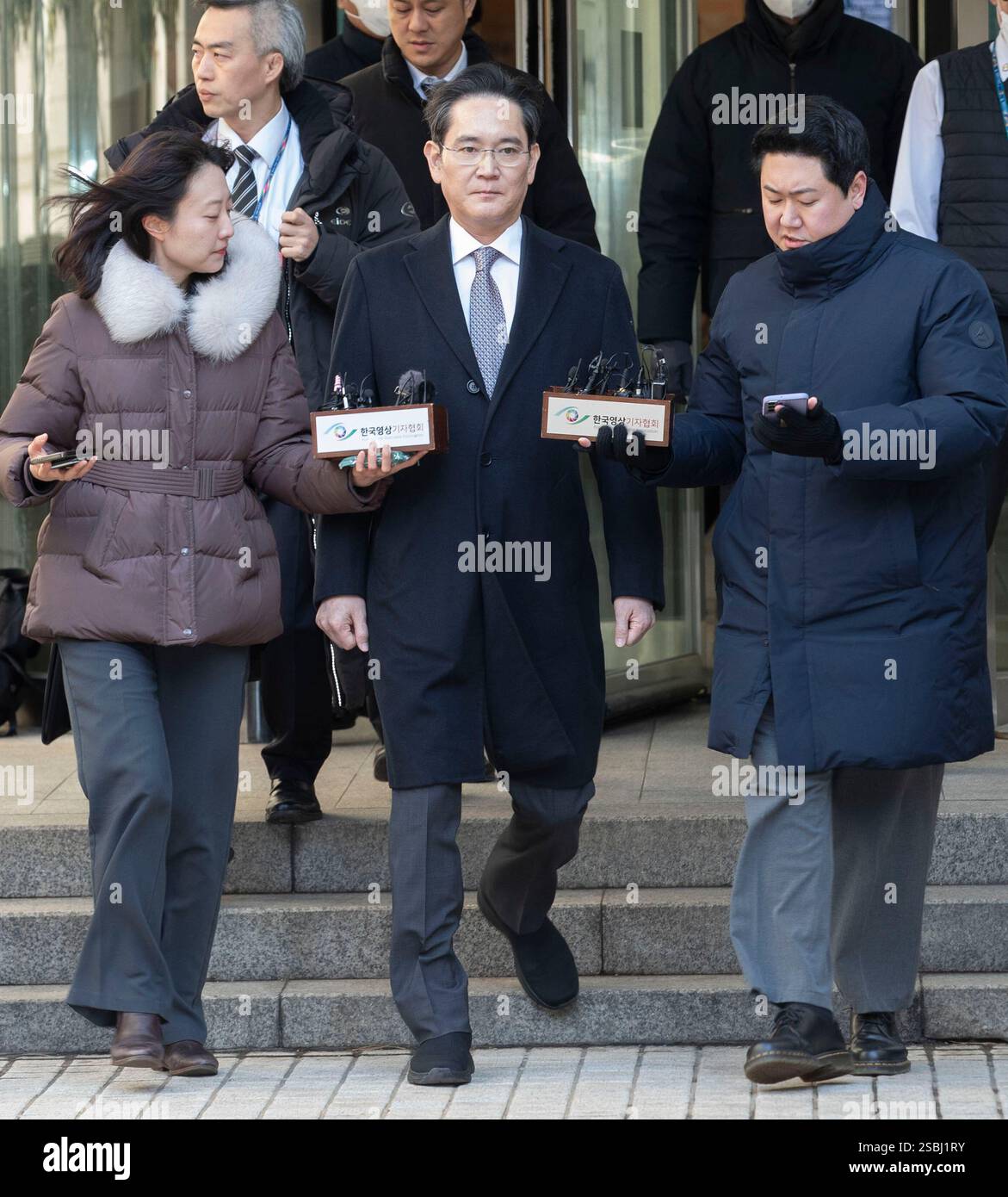 Seoul, Südkorea. Februar 2025. Lee Jae-Yong, Vorsitzender von Samsung Electronics (Mitte), verlässt das Seoul High Court, nachdem sein Berufungsverfahren am 3. Februar 2025 beendet war. Das Oberste Gericht von Seoul hat Lee Jae-Yong wegen betrügerischer Buchführung und Verletzung des Kapitalmarktgesetzes für nicht schuldig befunden. (Foto: Lee Young-HO/SIPA USA) Credit: SIPA USA/Alamy Live News Stockfoto