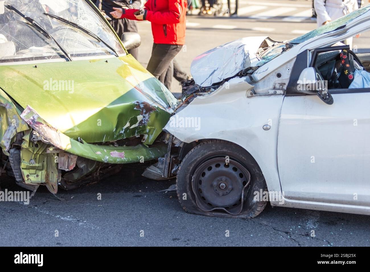 Schwere Kollision mit zwei Autos an der städtischen Kreuzung mit erheblichen Schäden an beiden Fahrzeugen Stockfoto