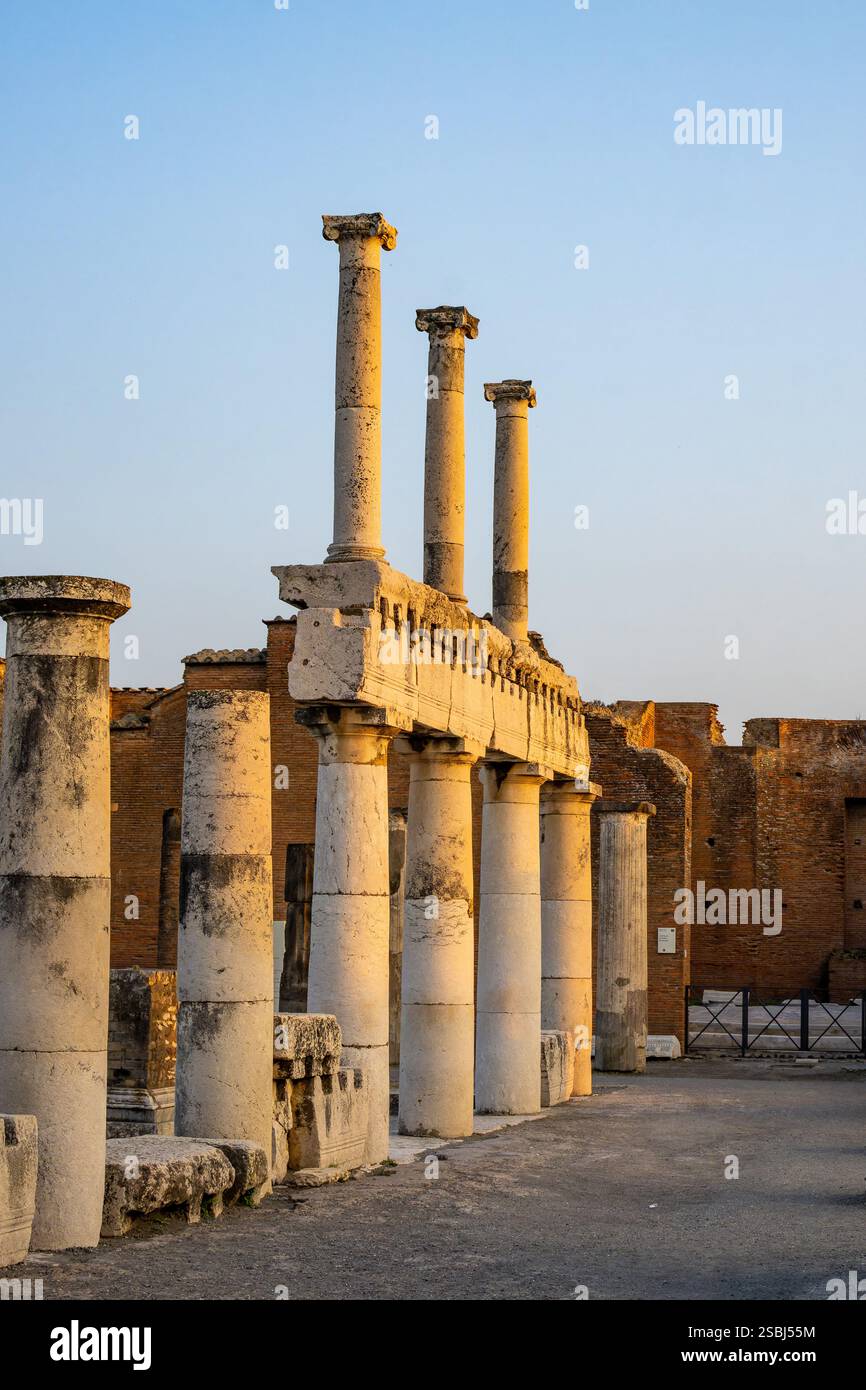 Säulen entlang des Forums am östlichen Ende der Basilika in den antiken römischen Ruinen von Pompeji, Italien. Stockfoto