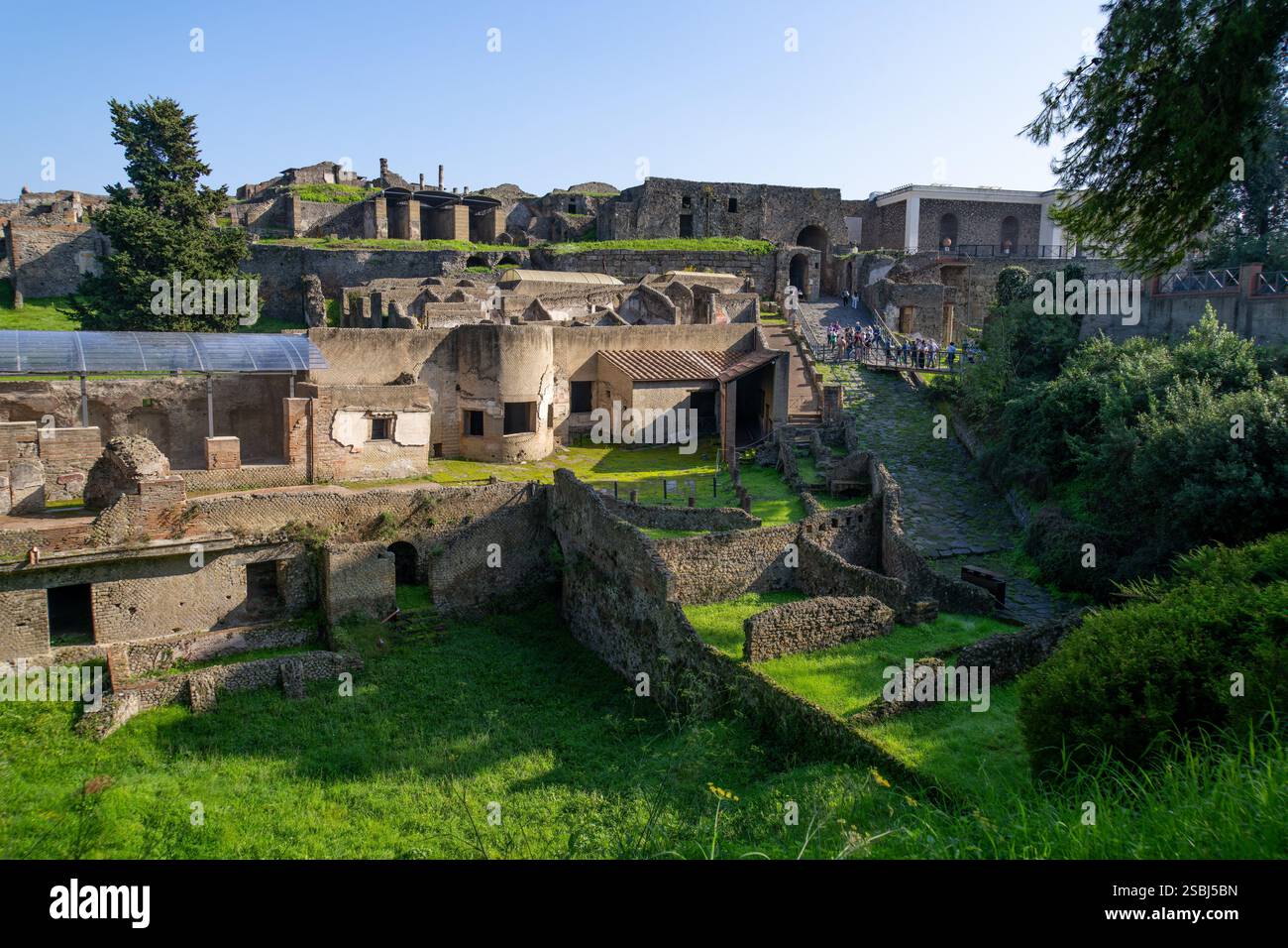 Thermen oder Terme Suburbane, Gebäude VII.16.A, in den antiken römischen Ruinen von Pompeji, Italien. Auf der rechten Seite befindet sich das Sea Gate oder Porta Marina, das ent Stockfoto