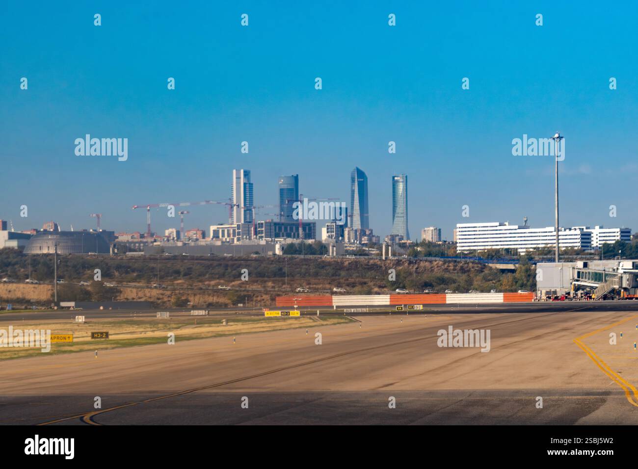 Die Skyline von Madrid vom Flughafen Adolfo Suárez Madrid-Barajas. Madrid, Spanien. Stockfoto