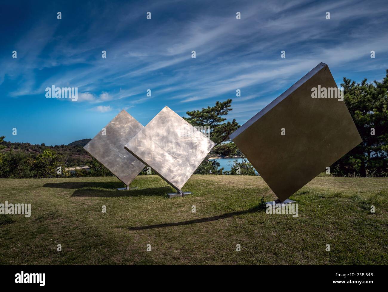 George Rickey, Three Squares - eine Kunstinstallation auf Naoshima Island in Japan Stockfoto