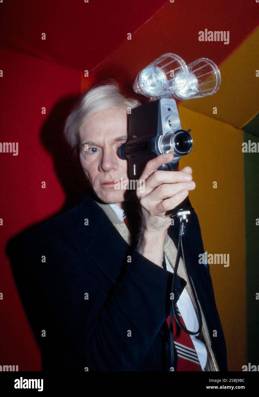 US-amerikanischer Künstler Andy Warhol (1928-1987) mit Polavisionskamera. Polavision war ein „Instant“-Farbfilmsystem, das 1977 von Polaroid ins Leben gerufen wurde. Fotografiert von Bernard Gotfryd im Jahr 1977. Stockfoto