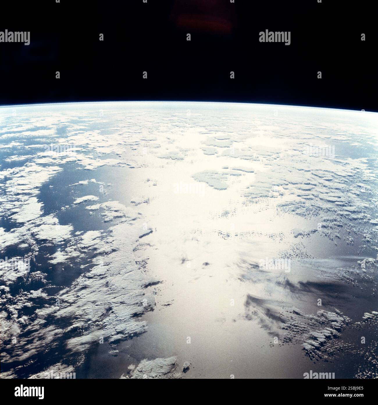 Sunglint reflektiert das Wasser des Nordatlantischen Ozeans in einem Gebiet östlich der Bahamas-Inseln, das manchmal Sargasso-Meer genannt wird. Das Gebiet wird auch als Bermuda-Dreieck bezeichnet. Aufgenommen während der Space Shuttle Mission STS-4 vom 27. Juni bis 4. Juli 1982. Stockfoto