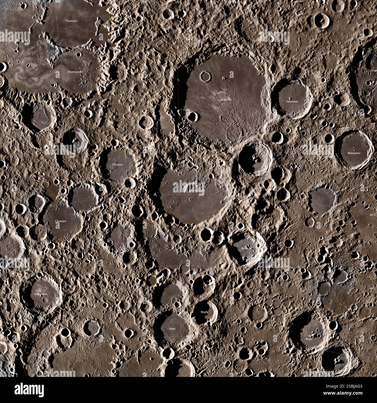 Von K√°rm√°nn Krater (186 Kilometer Durchmesser) und umgebende Krater. Von K√°rm√°n Krater ist der Landeplatz für die Chang'e 4-Mission der chinesischen Raumfahrtbehörde auf der anderen Seite des Mondes. Das Bild wird mit einem Raster mit fünf Breiten- und Längengraden überlagert. Stockfoto
