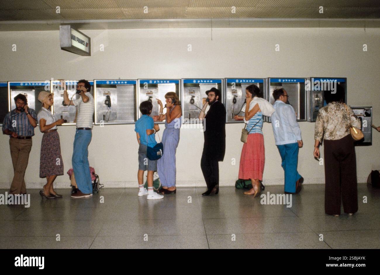 Bank der Telefone, LaGuardia Airport, NYC, 1981. Foto von Bernard Gotfryd. Stockfoto