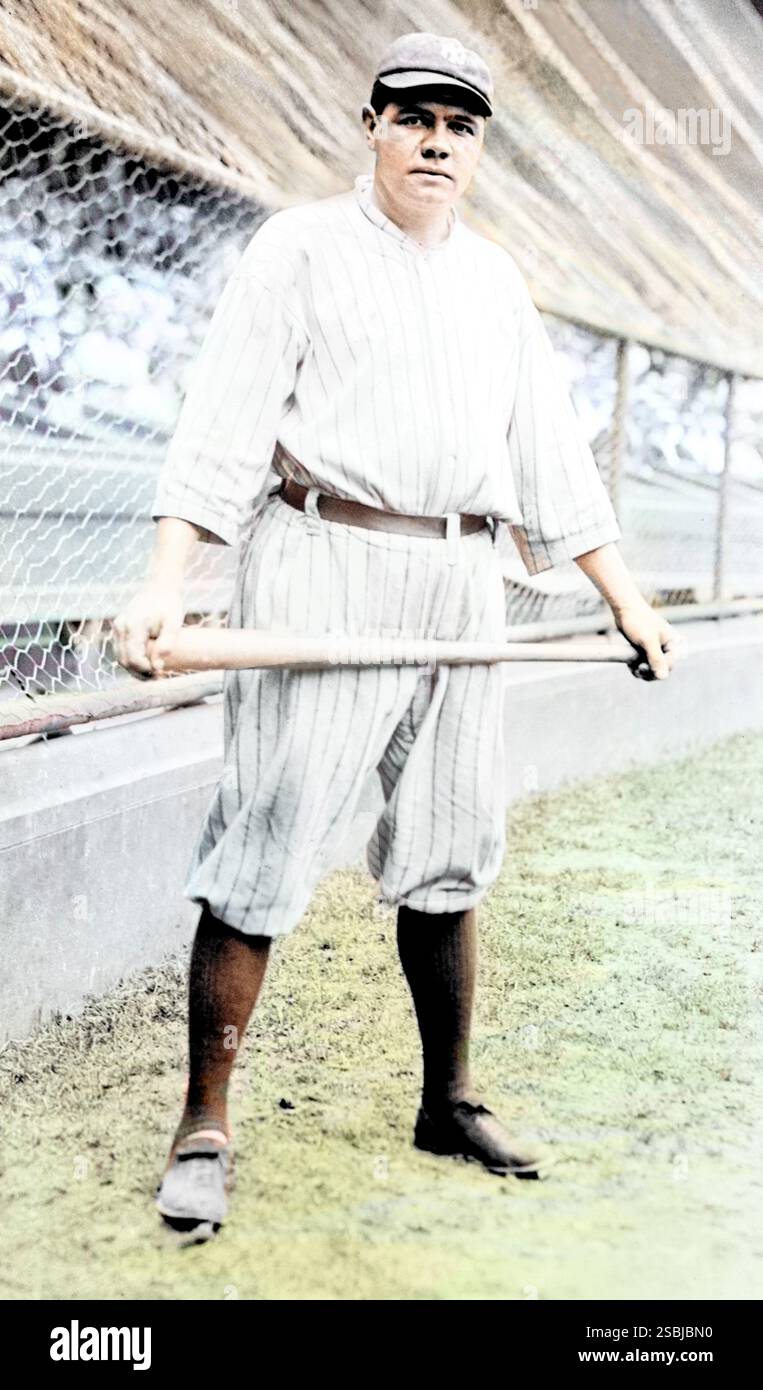 Babe Ruth (1895–1948) war ein US-amerikanischer Baseballspieler, der 22 Spielzeiten in der Major League Baseball verbrachte. Er war einer der ersten fünf Spieler, die in die National Baseball Hall of Fame gewählt wurden und gilt als einer der größten Sporthelden der amerikanischen Kultur. Bain News Service, 1921. Stockfoto