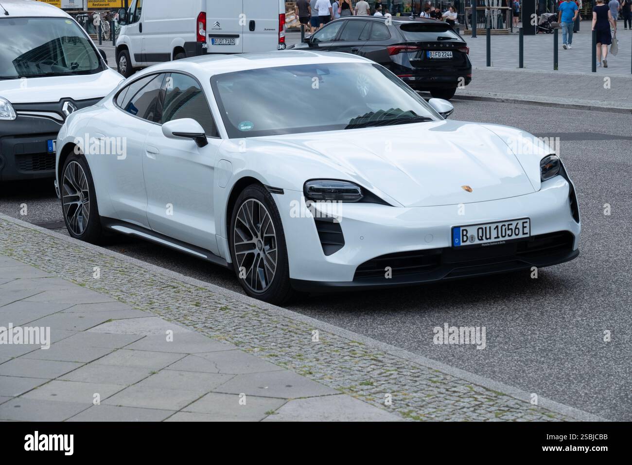 Weißer Porsche Taycan Elektroauto, Sportlimousine, nachhaltige Entwicklung, Innovation in der Automobilindustrie Porsche AG, Berlin, Deutschland - 15. August 2 Stockfoto