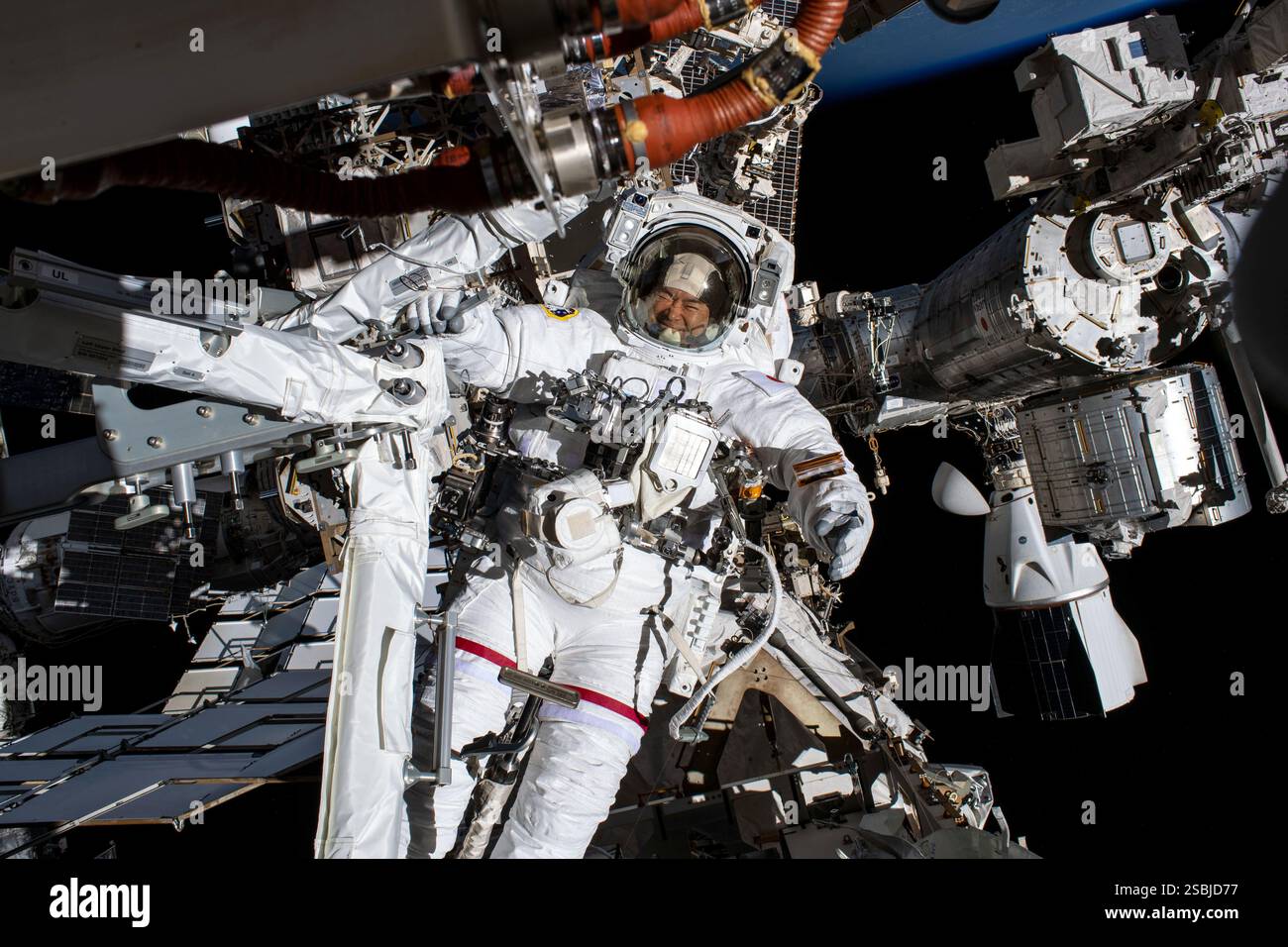 Astronaut Akihiko Hoshide von der Japan Aerospace Exploration Agency (JAXA) wird am 12. September 2021 bei einem Raumausflug auf der Internationalen Raumstation lächelnd gesehen. Stockfoto