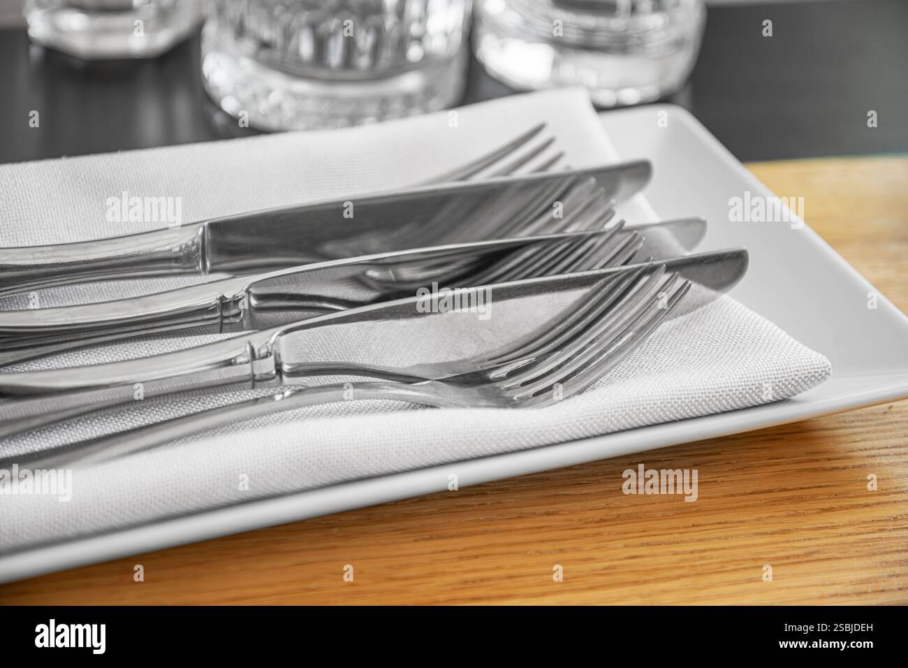 Ein ordentlich angeordnetes Besteck Stockfoto