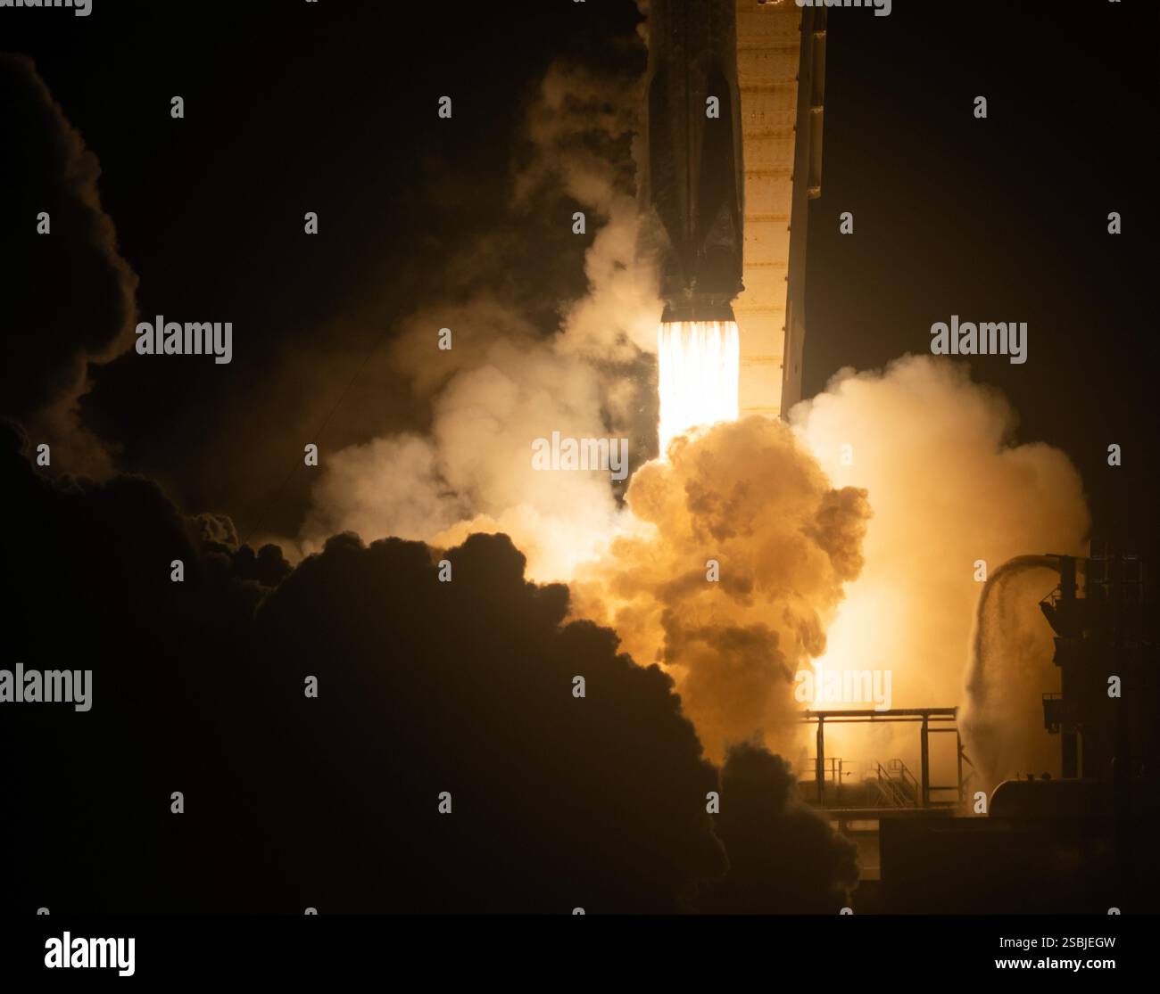 Eine SpaceX Falcon 9 Rakete mit der Crew Dragon Raumsonde wird auf der sechsmonatigen SpaceX Crew-3-Mission der NASA zur Internationalen Raumstation gestartet, mit den NASA-Astronauten Raja Chari, Tom Marshburn, Kayla Barron und dem ESA-Astronauten Matthias Maurer an Bord. Das Raumschiff startete am 10. November 2021 um 21:03 Uhr EST vom Launch Complex 39A im Kennedy Space Center in Florida. Stockfoto